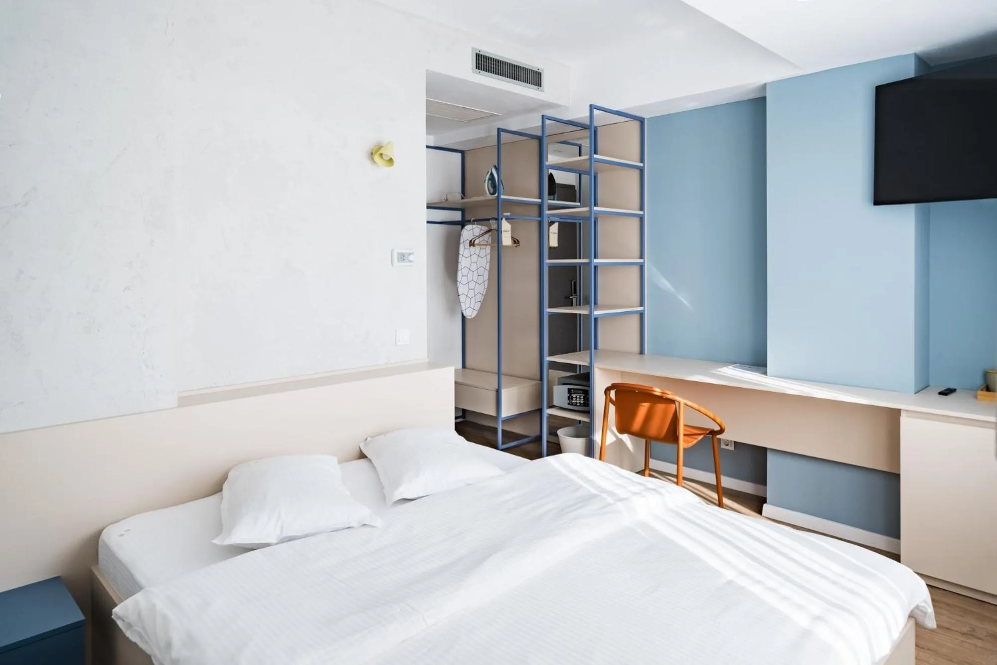 Photo of the whole room, Bed in Graffiti Hotel