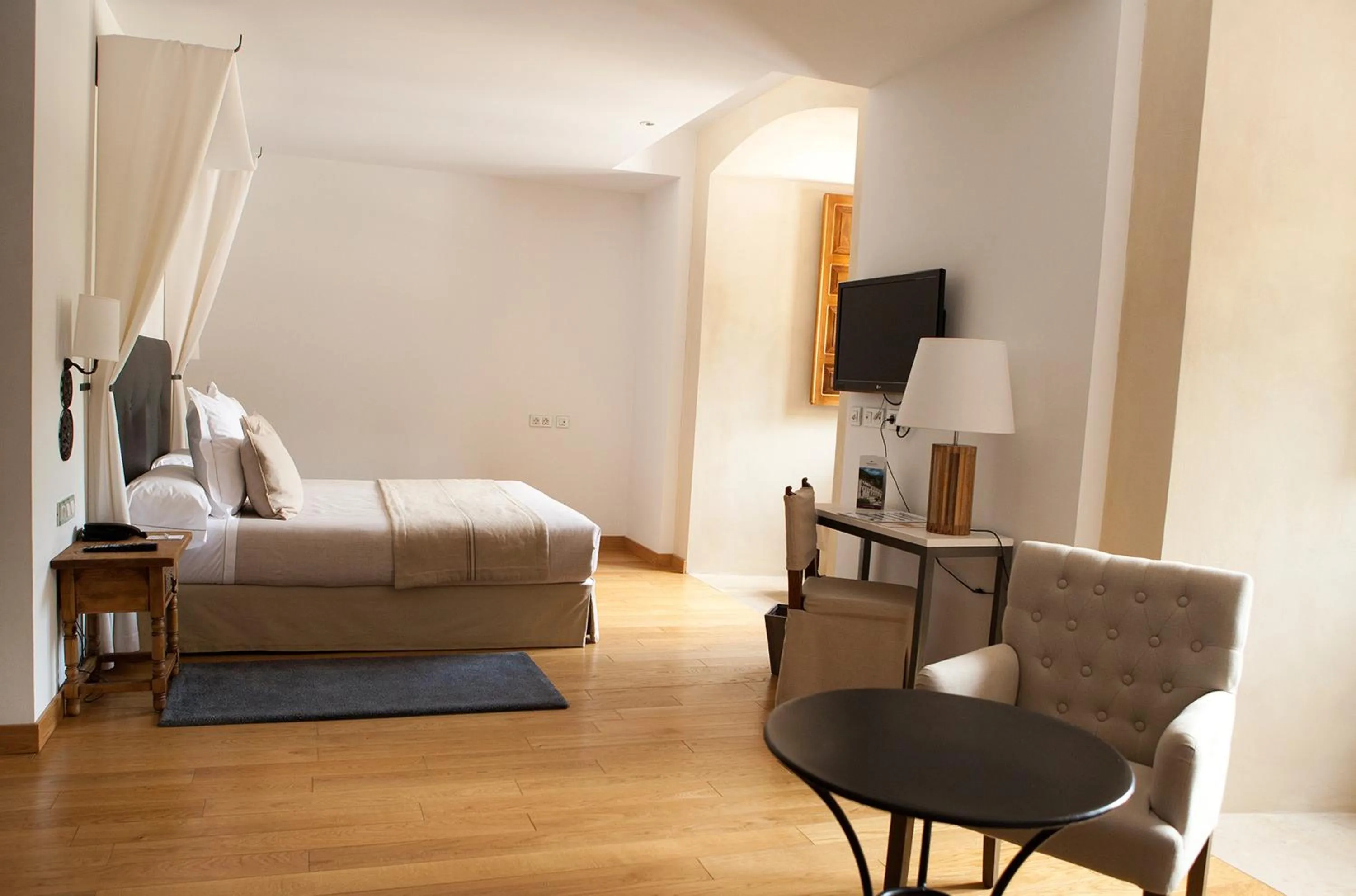 Photo of the whole room, Bed in Parador de Corias