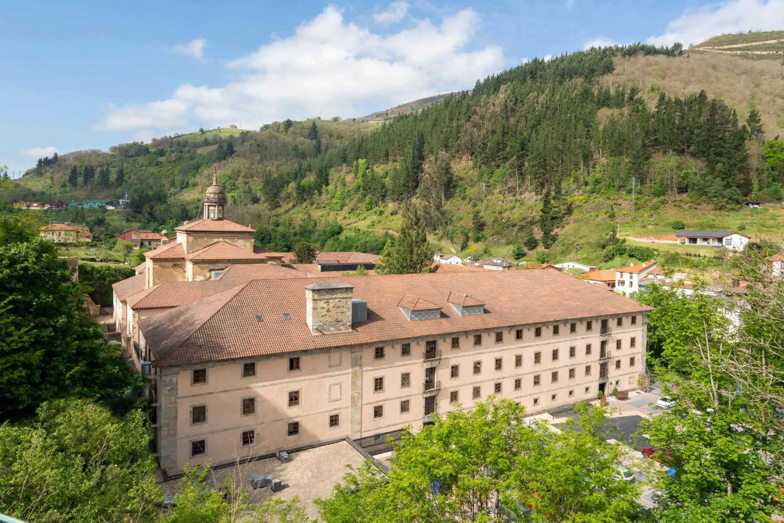 Property building in Parador de Corias