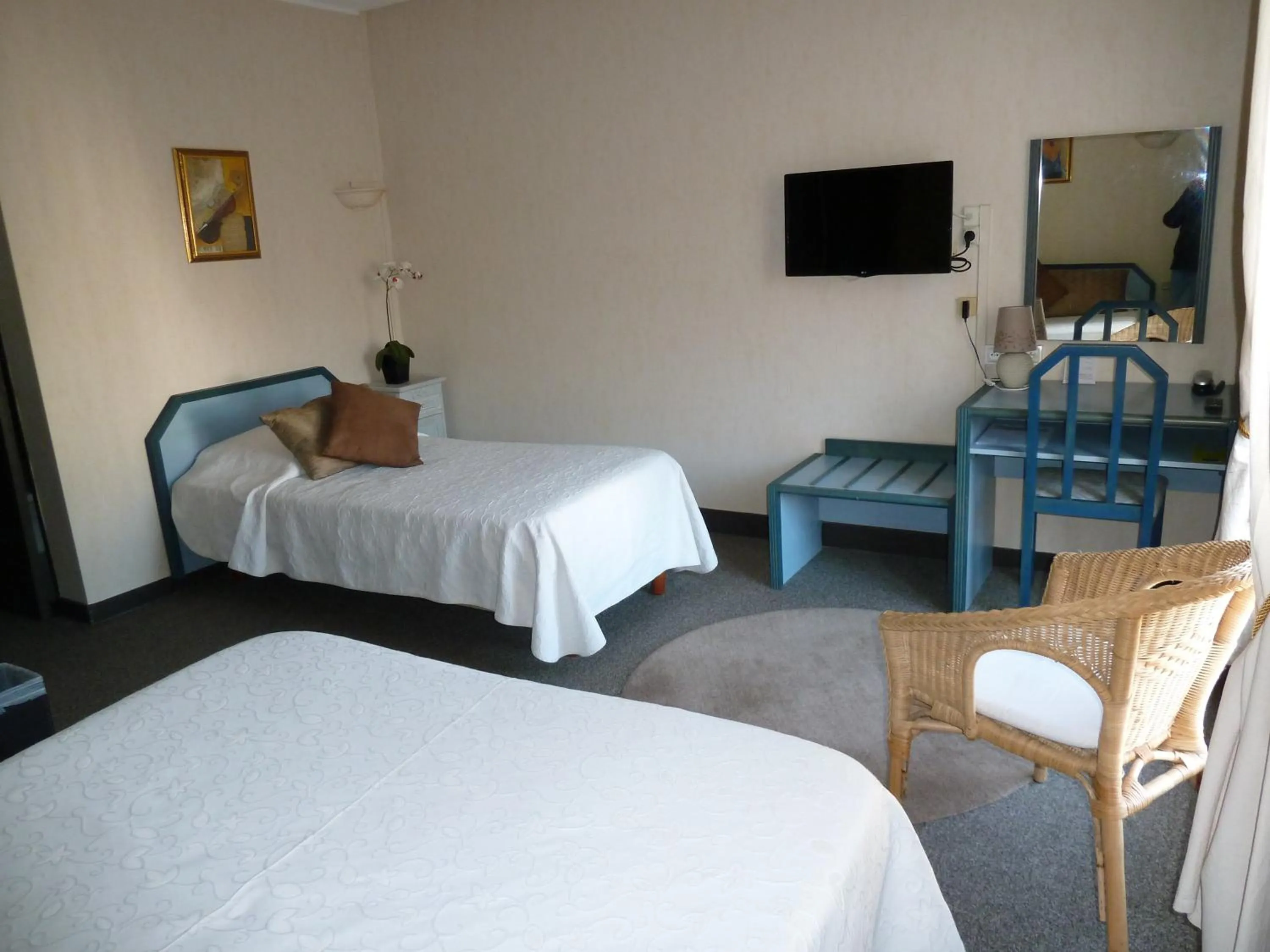 Photo of the whole room in Hôtel Restaurant Le Commerce