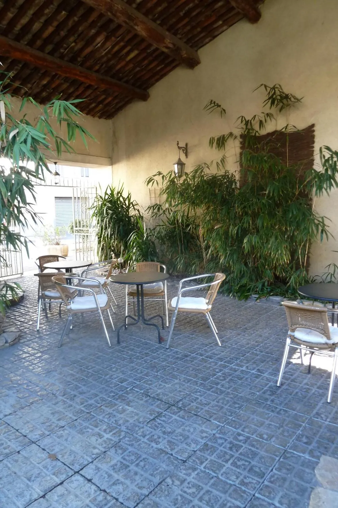 Patio in Hôtel Restaurant Le Commerce