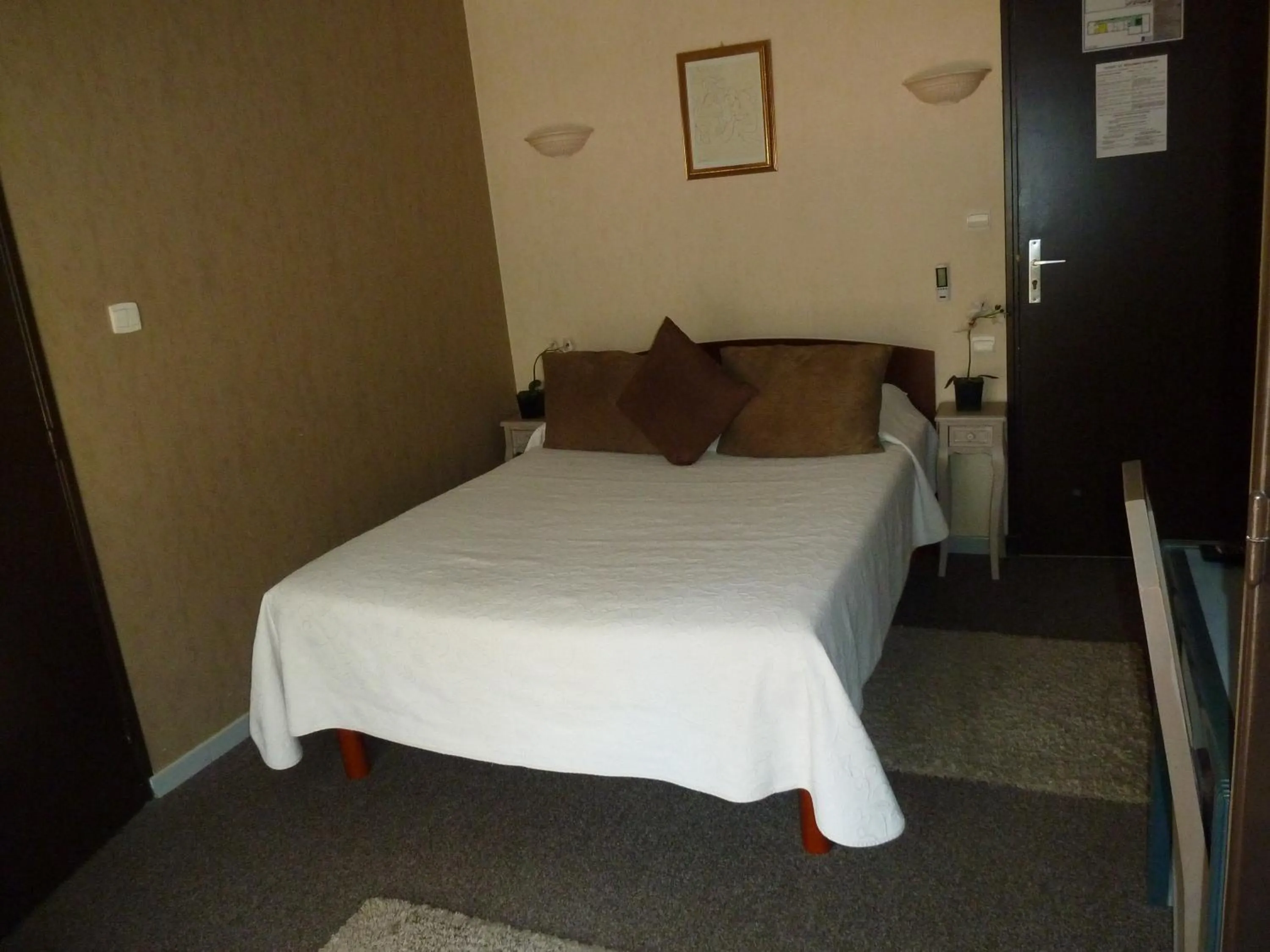 Photo of the whole room in Hôtel Restaurant Le Commerce