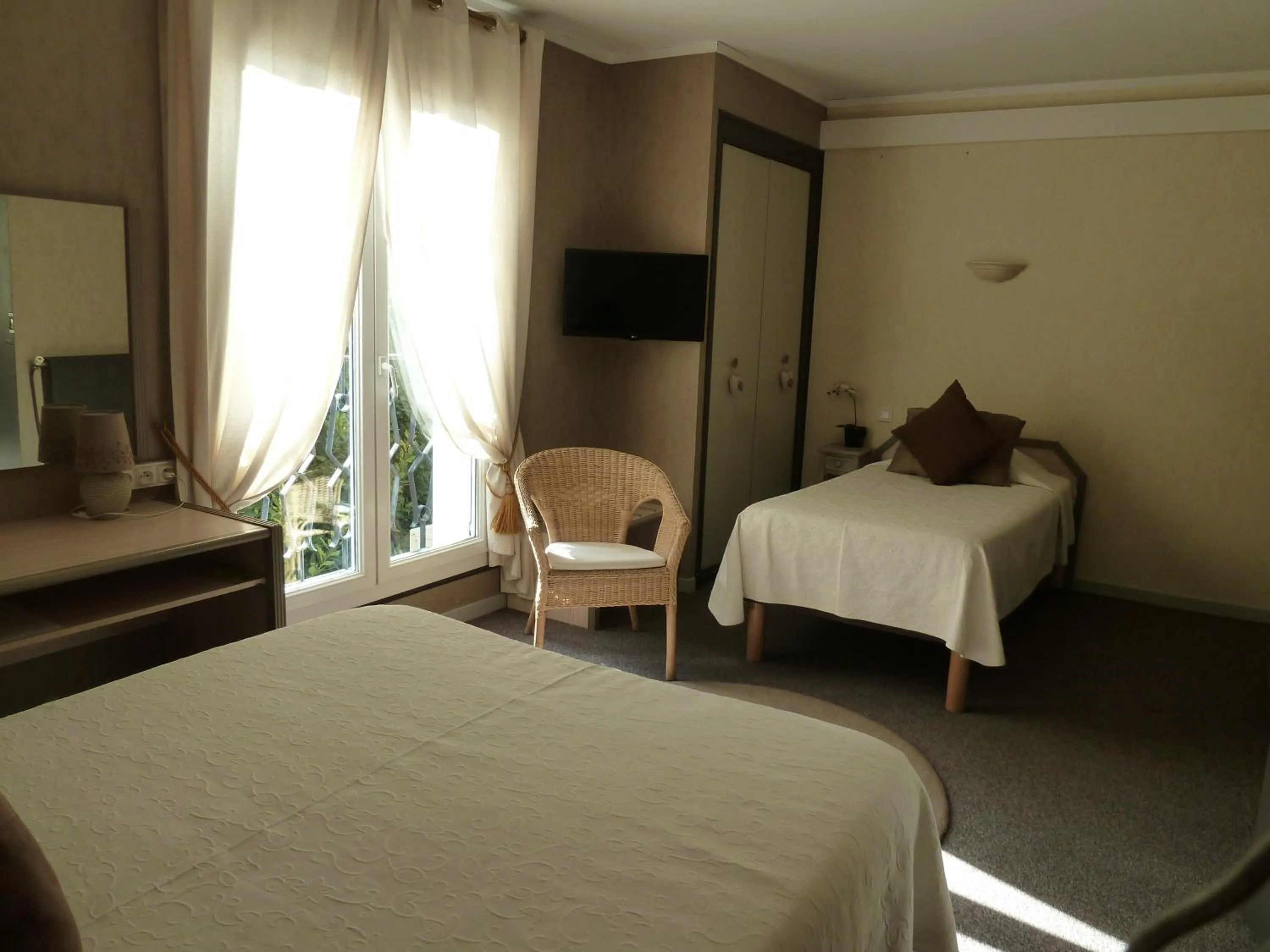 Photo of the whole room in Hôtel Restaurant Le Commerce