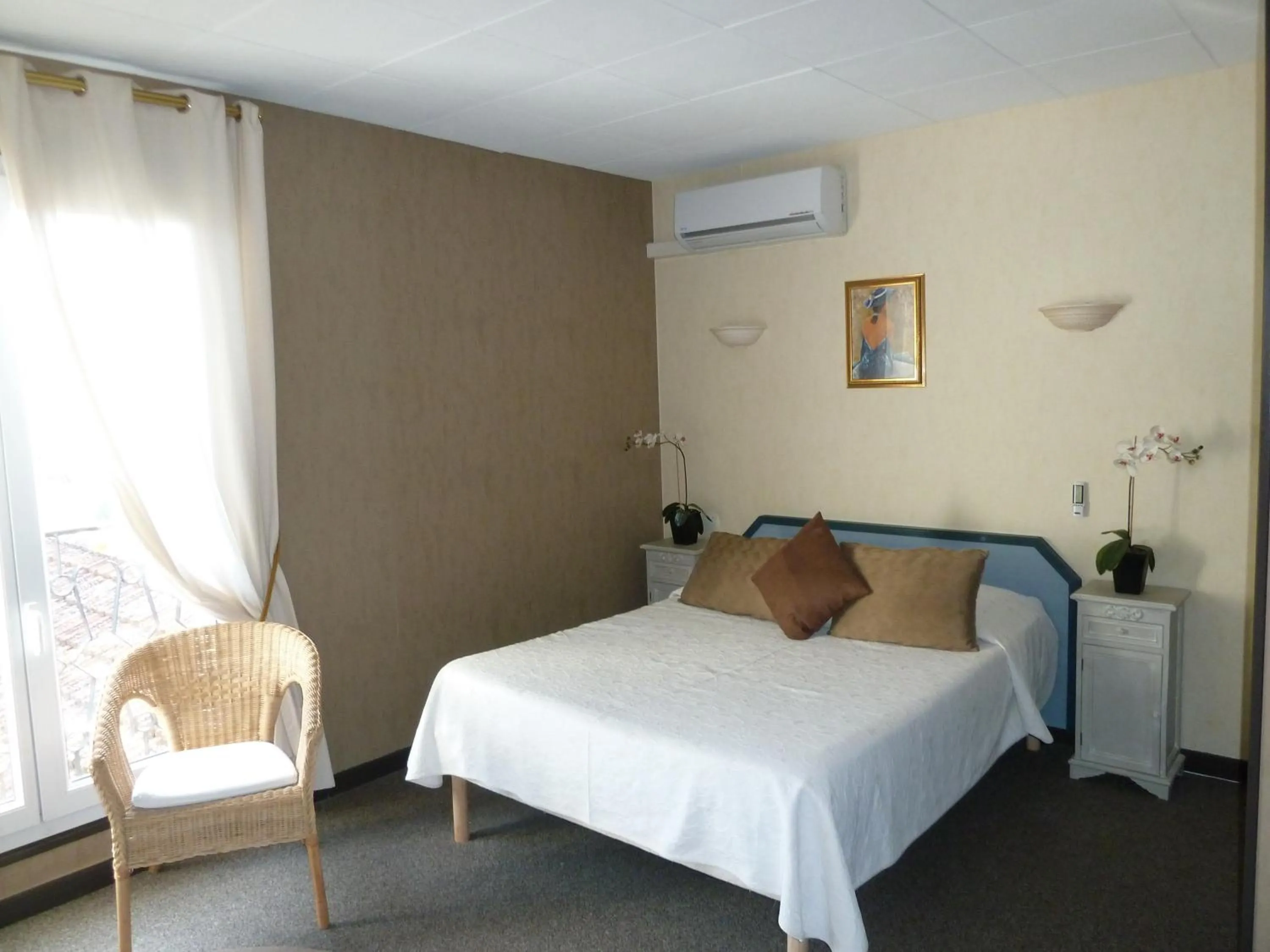 Photo of the whole room in Hôtel Restaurant Le Commerce