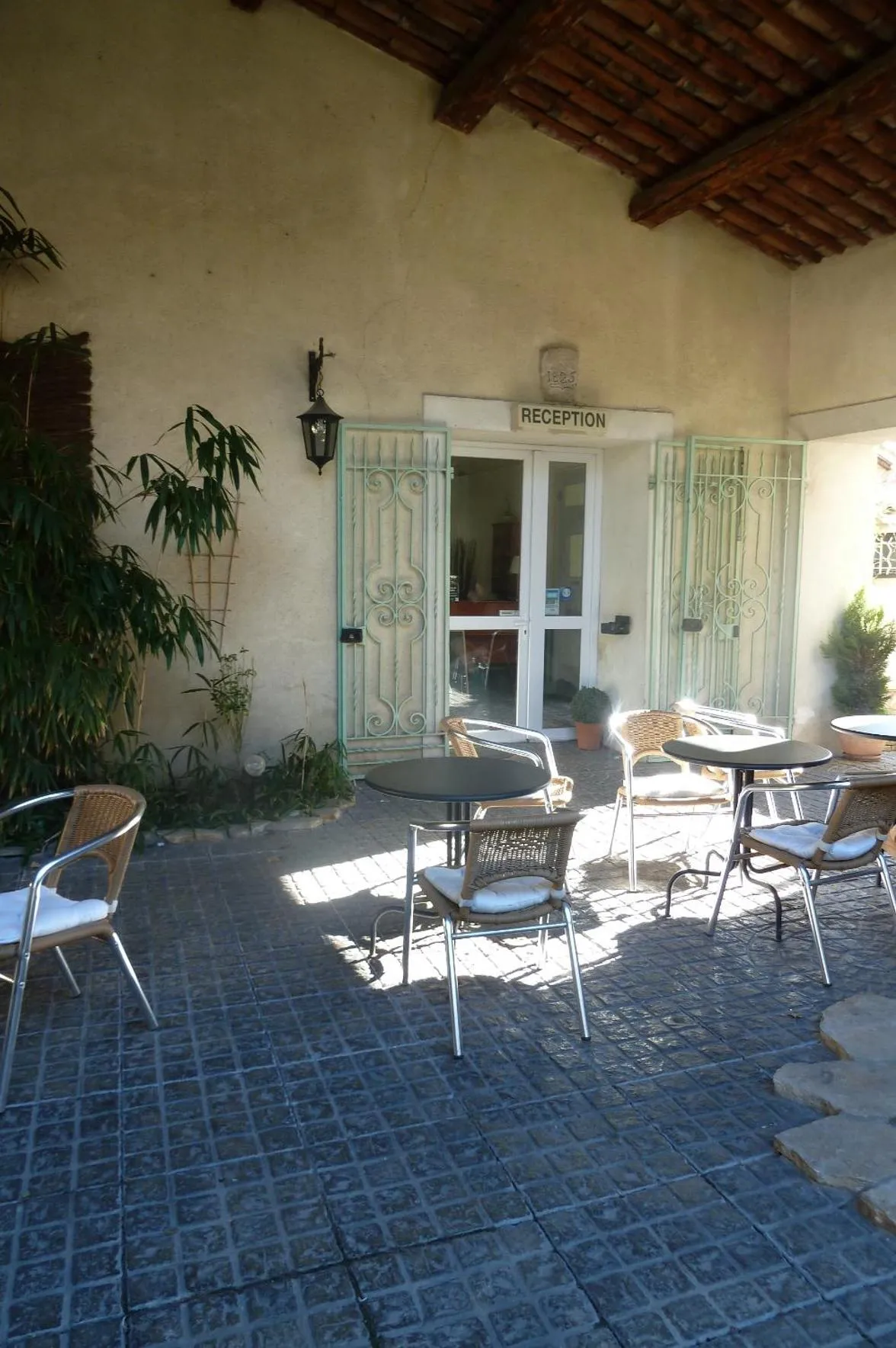 Patio in Hôtel Restaurant Le Commerce