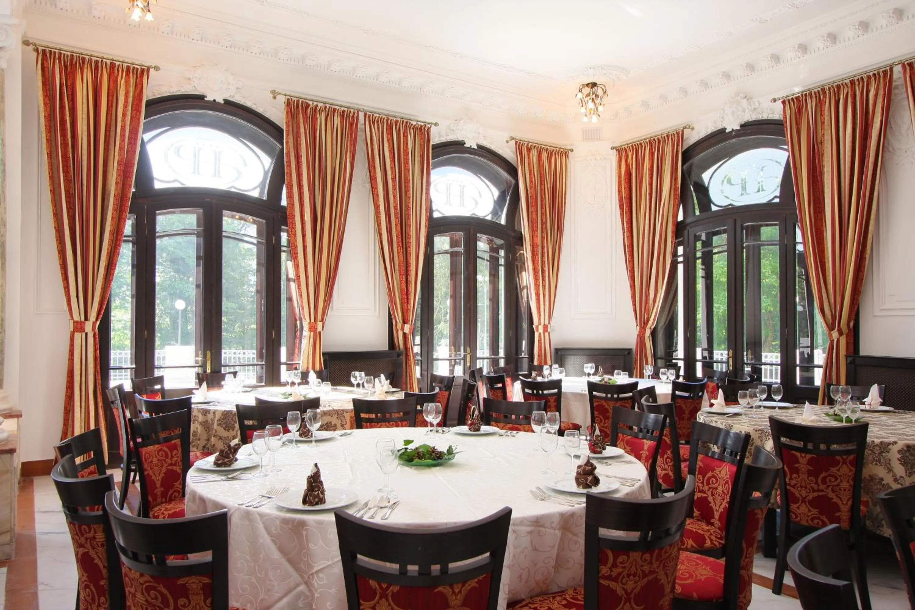 Restaurant/places to eat in Hotel Palace