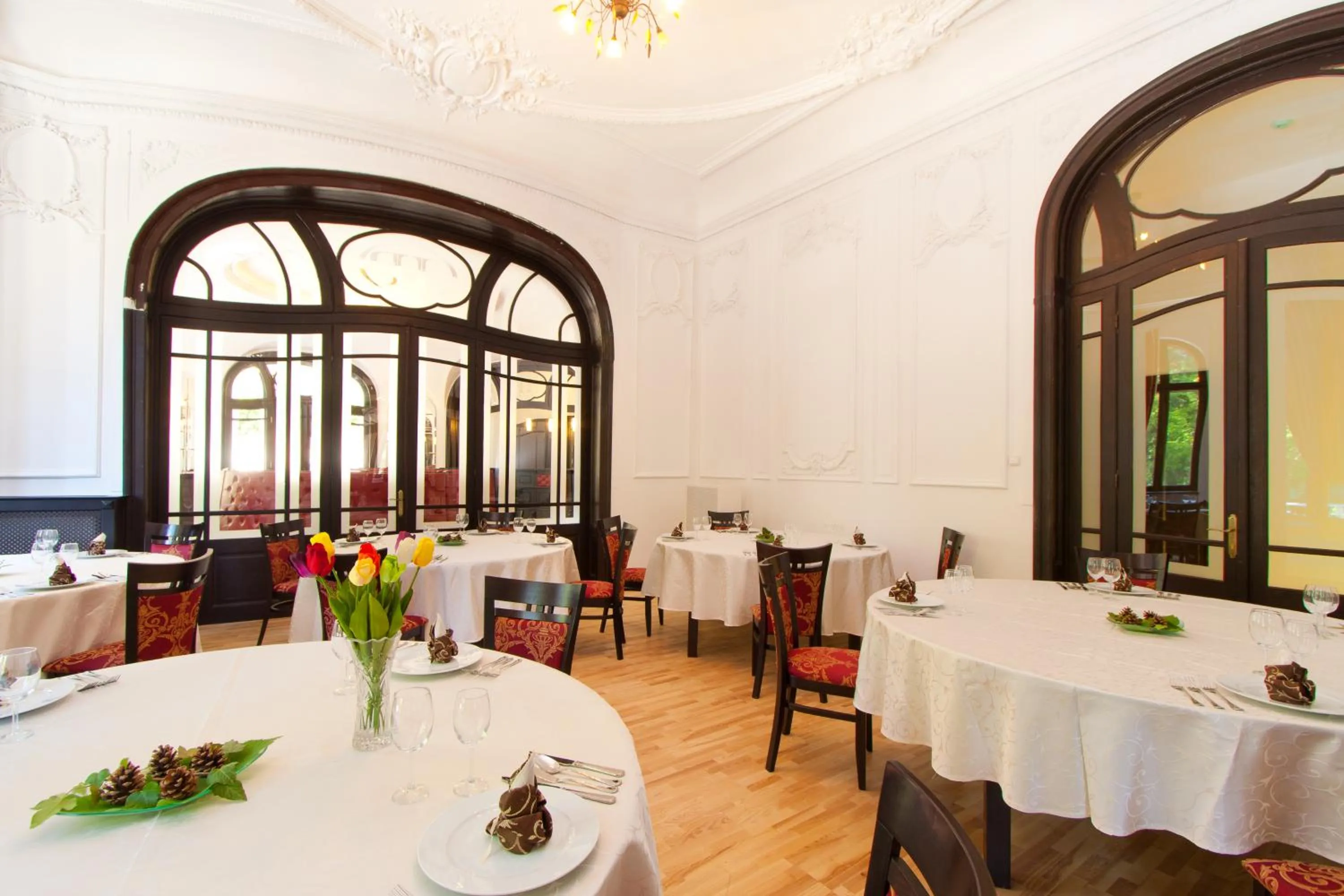 Restaurant/places to eat in Hotel Palace