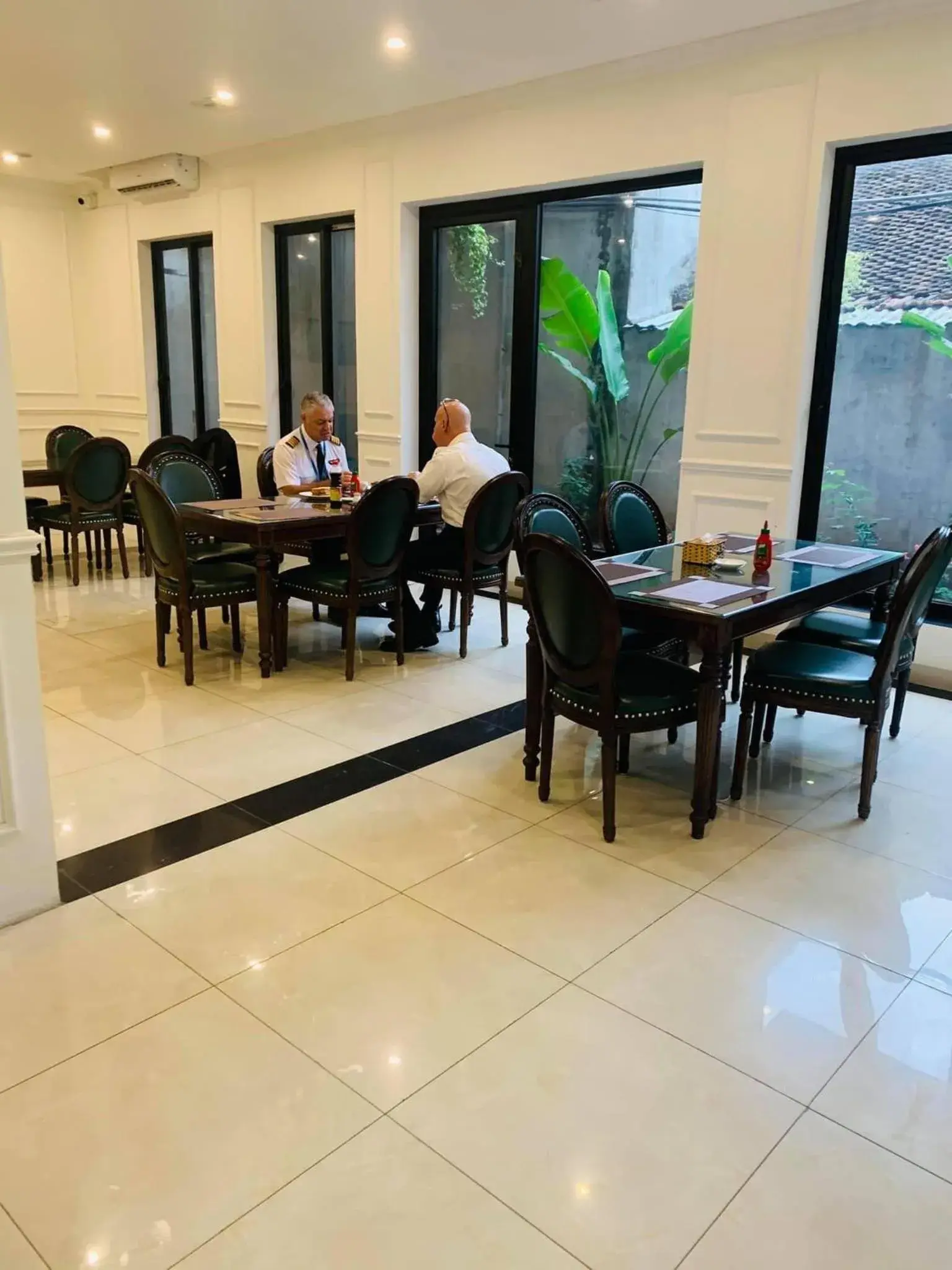 Restaurant/places to eat in Paragon House and Residence Restaurant/places to eat in Paragon House and Residence