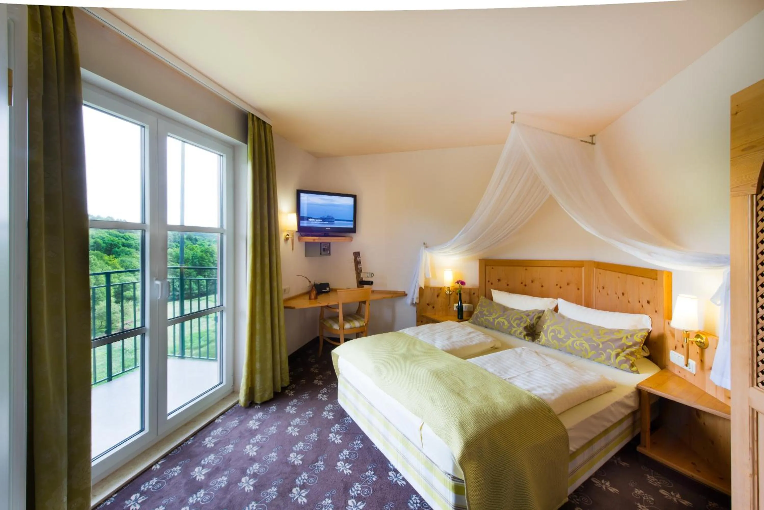 Photo of the whole room, Bed in Akzent Waldhotel Rheingau