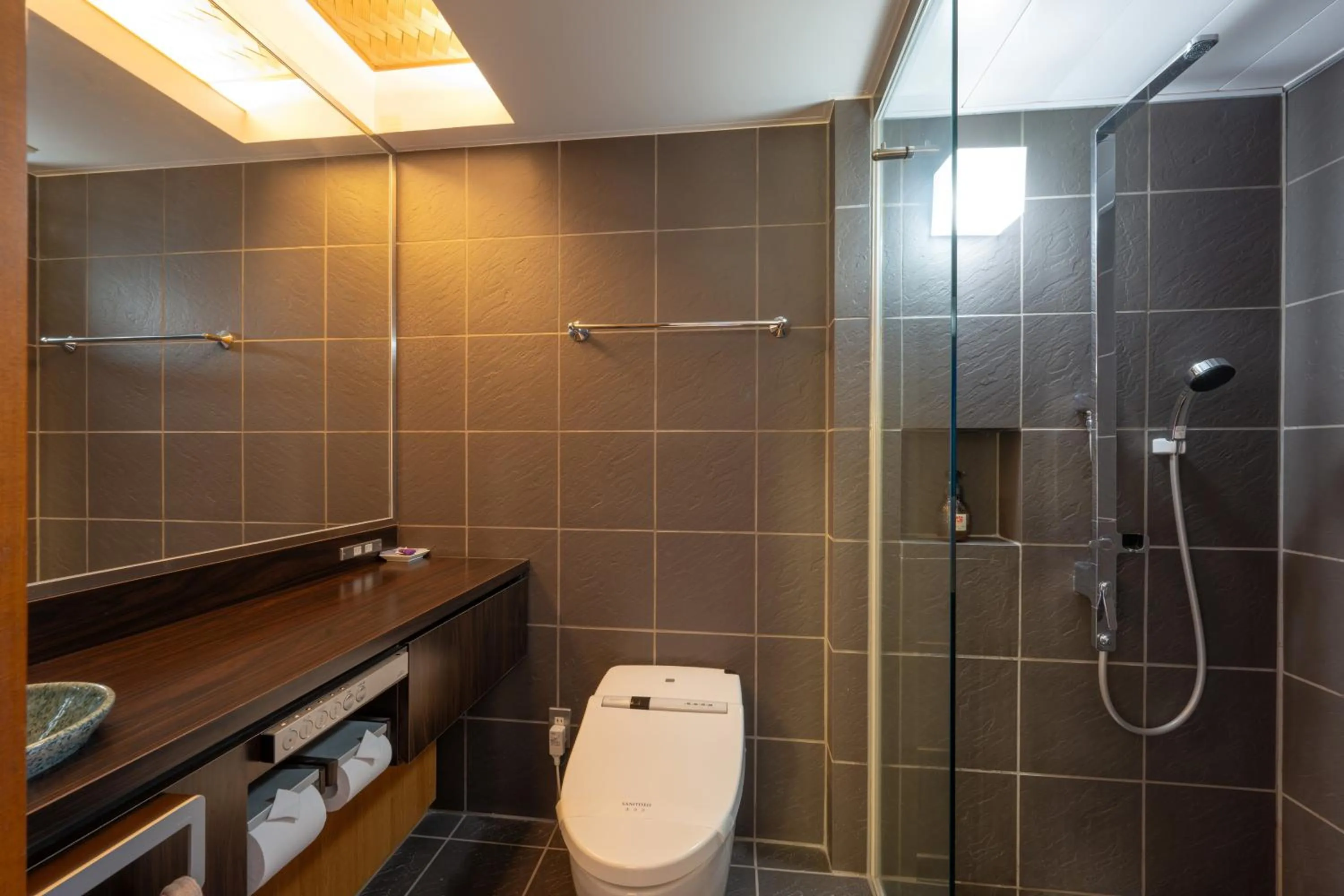 Shower in Komatsu-kan Kofu-tei