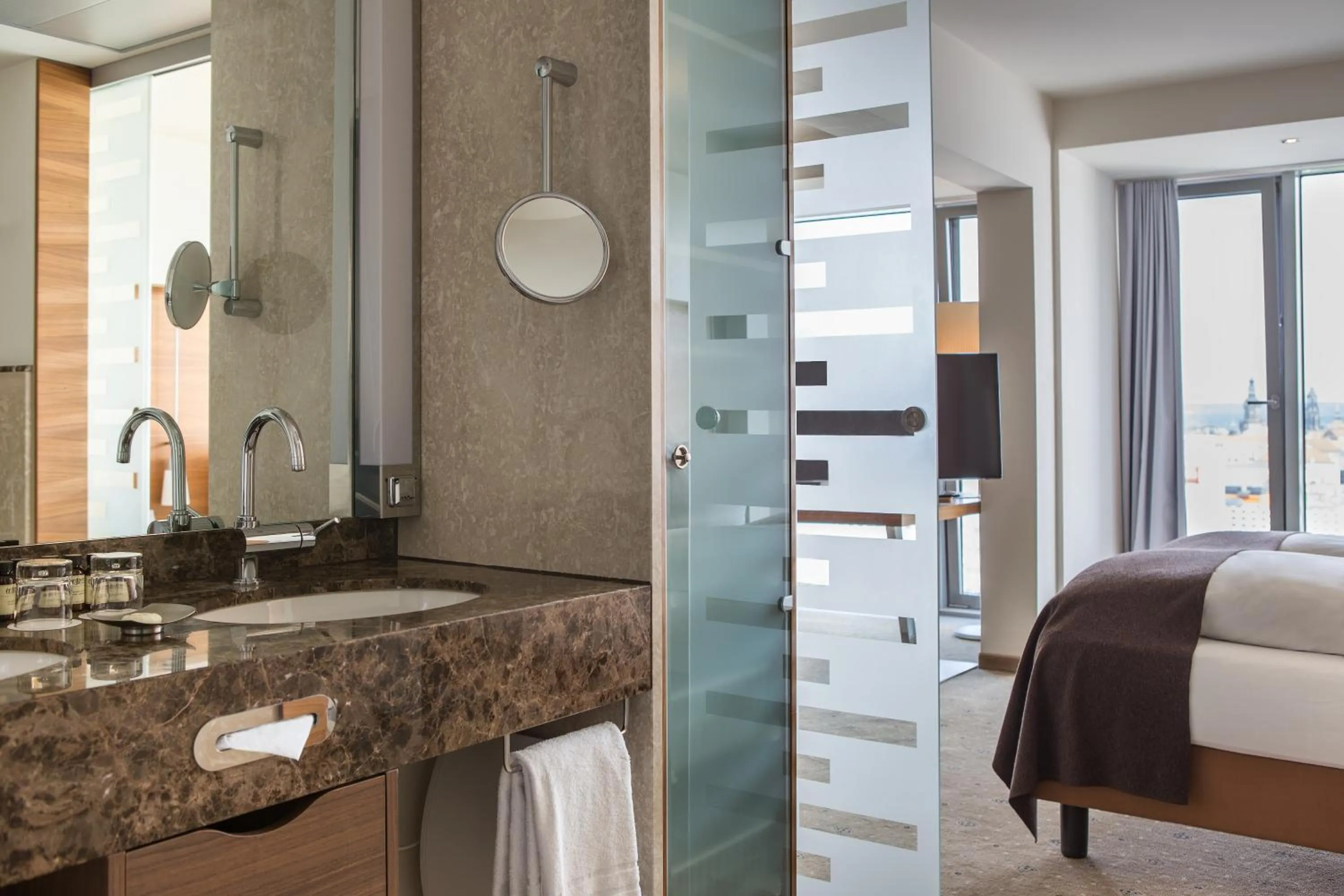 Bathroom, Bed in Occidental Dresden Newa