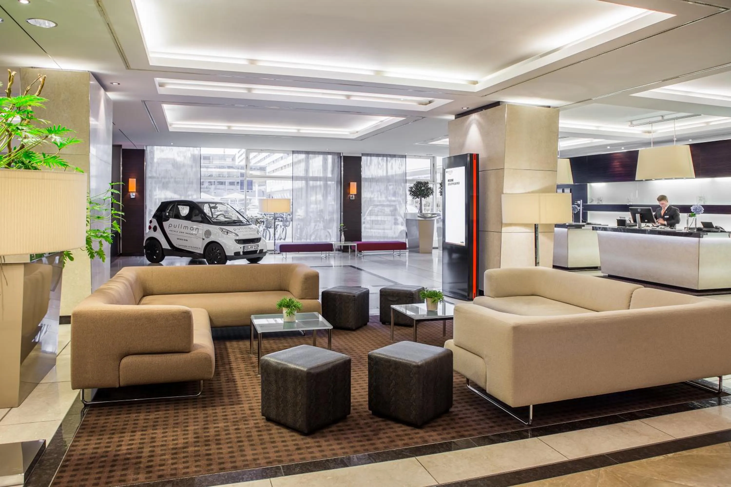 Lobby or reception in Occidental Dresden Newa