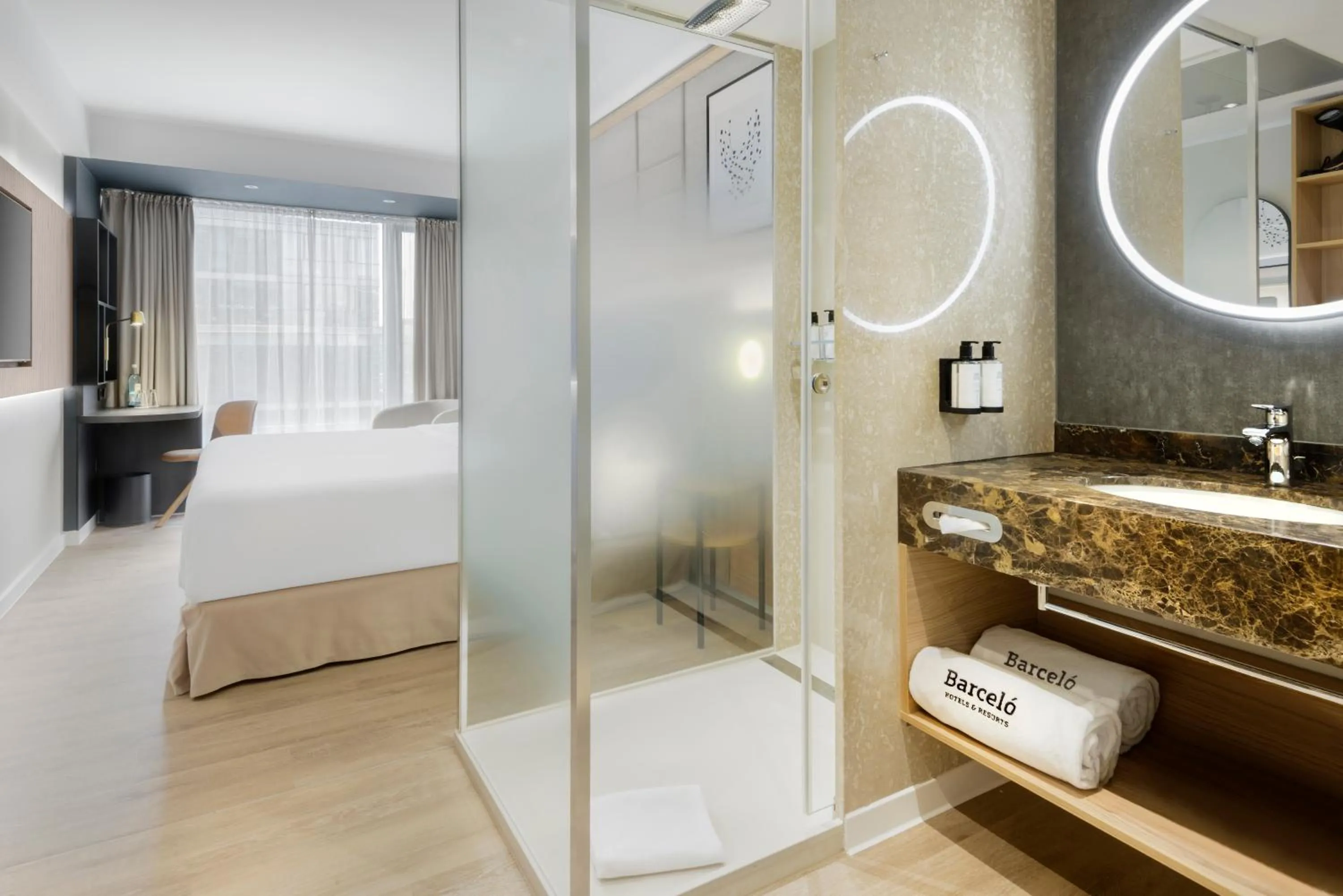 Shower, Bed in Barceló Dresden Newa