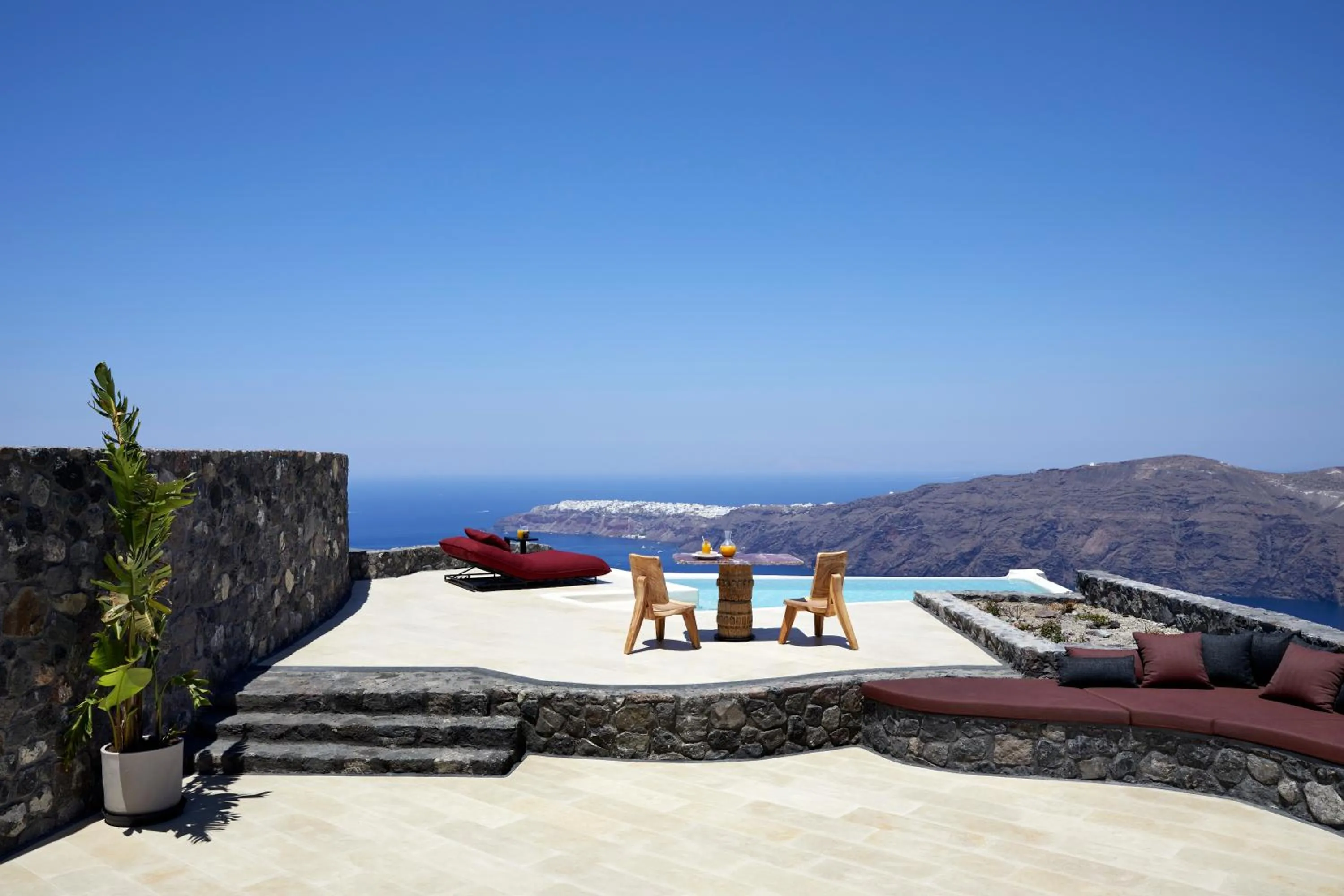 Pool view in White Pearl Cavalieri