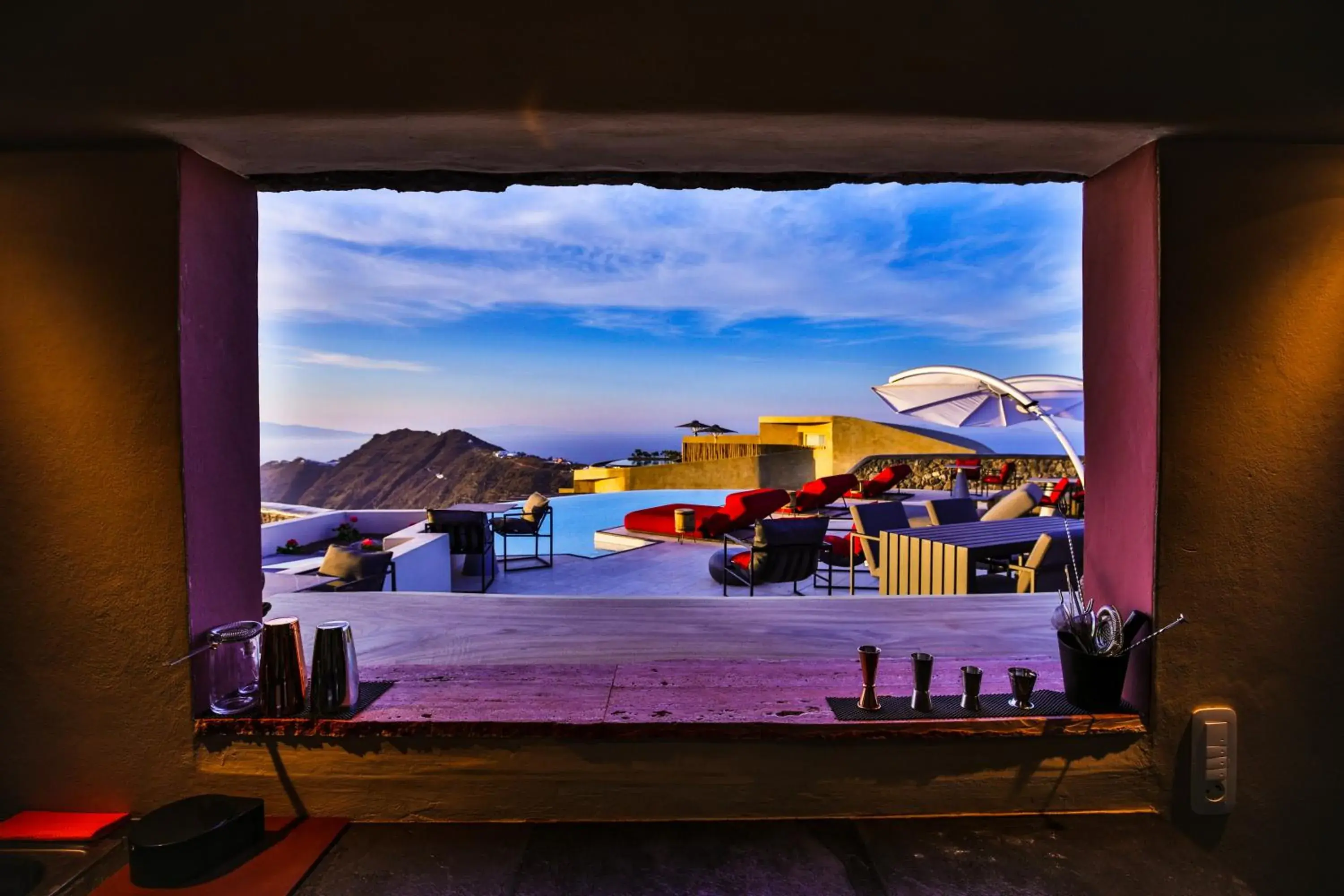 Lounge or bar in White Pearl Cavalieri Lounge or bar in White Pearl Cavalieri