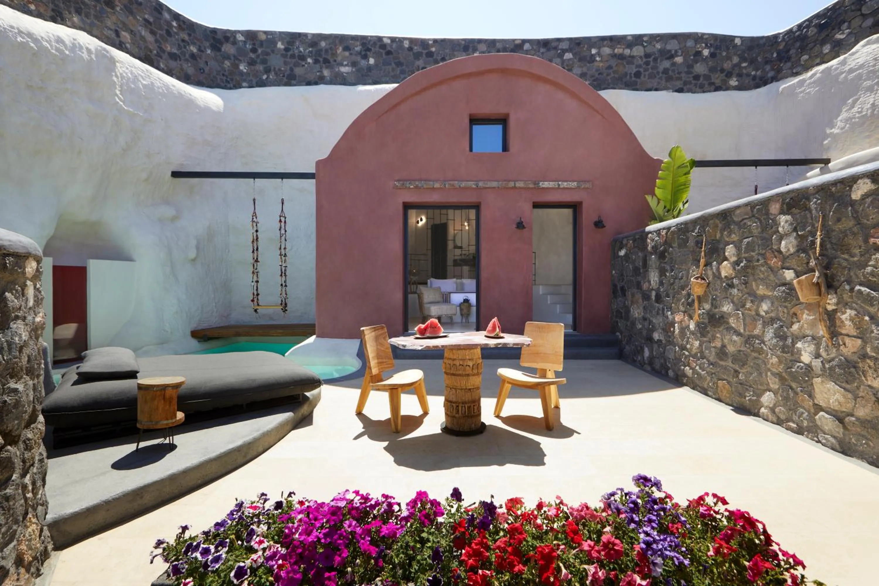 Patio in White Pearl Cavalieri