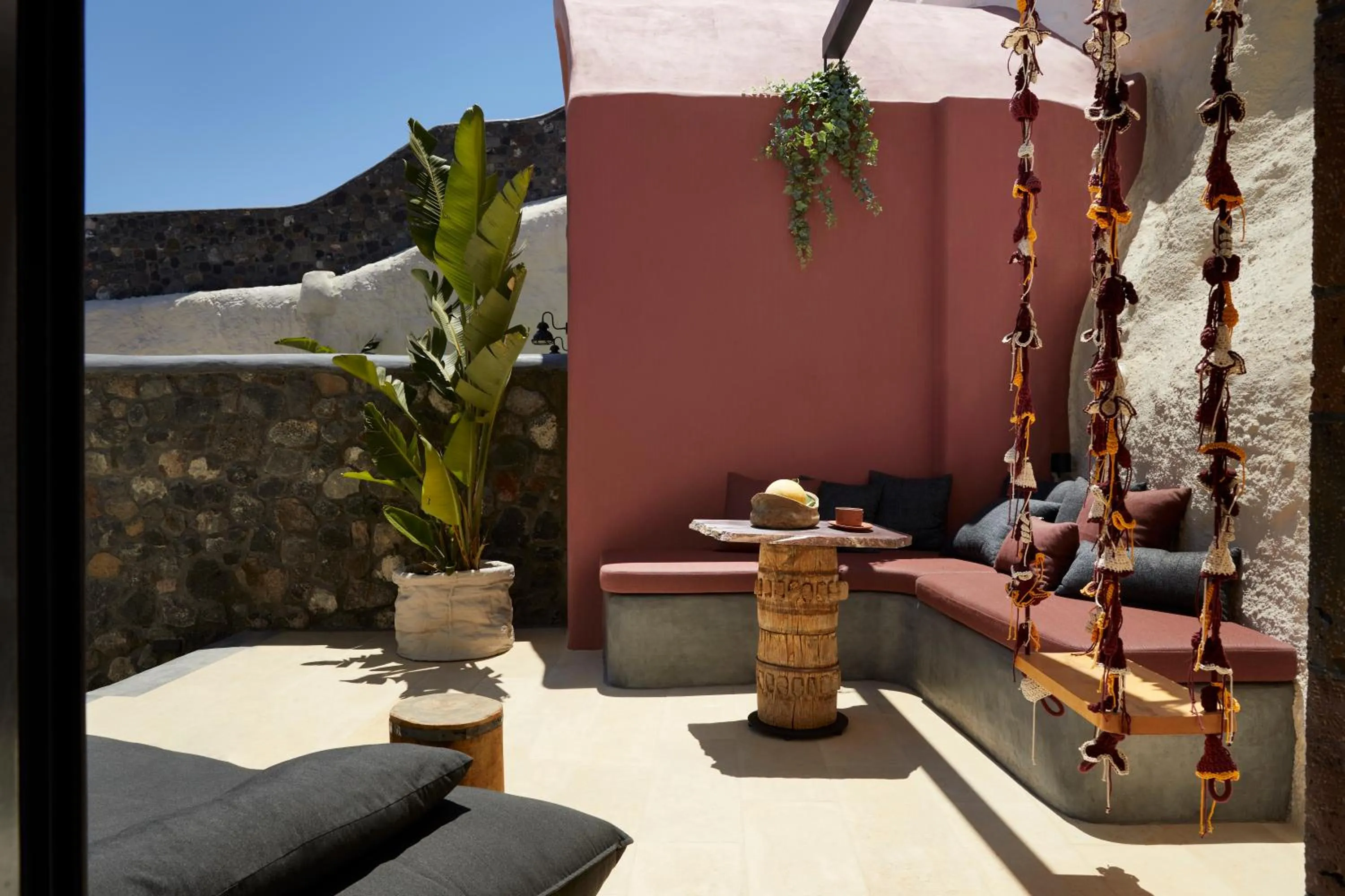 Patio in White Pearl Cavalieri