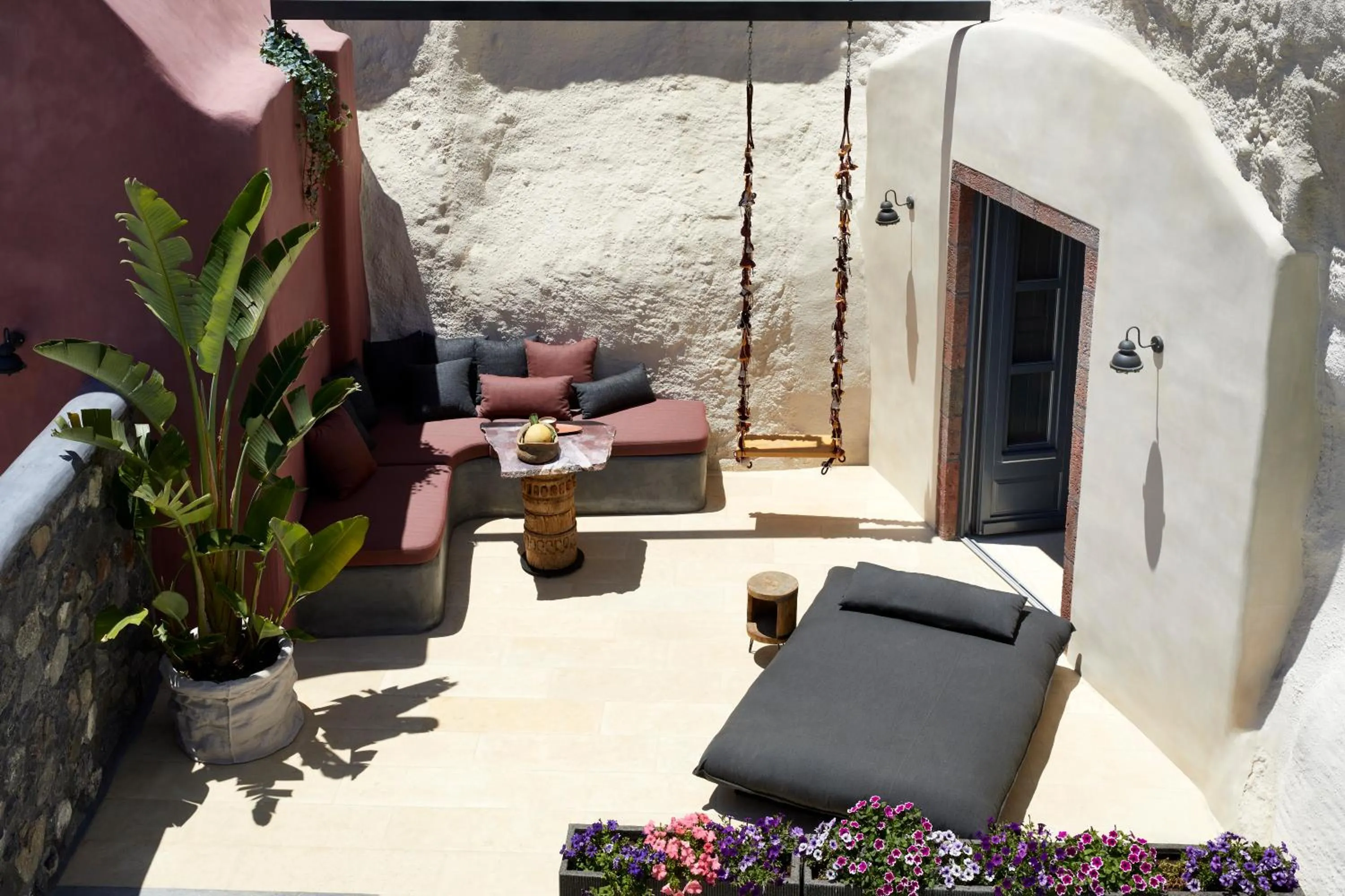 Patio in White Pearl Cavalieri