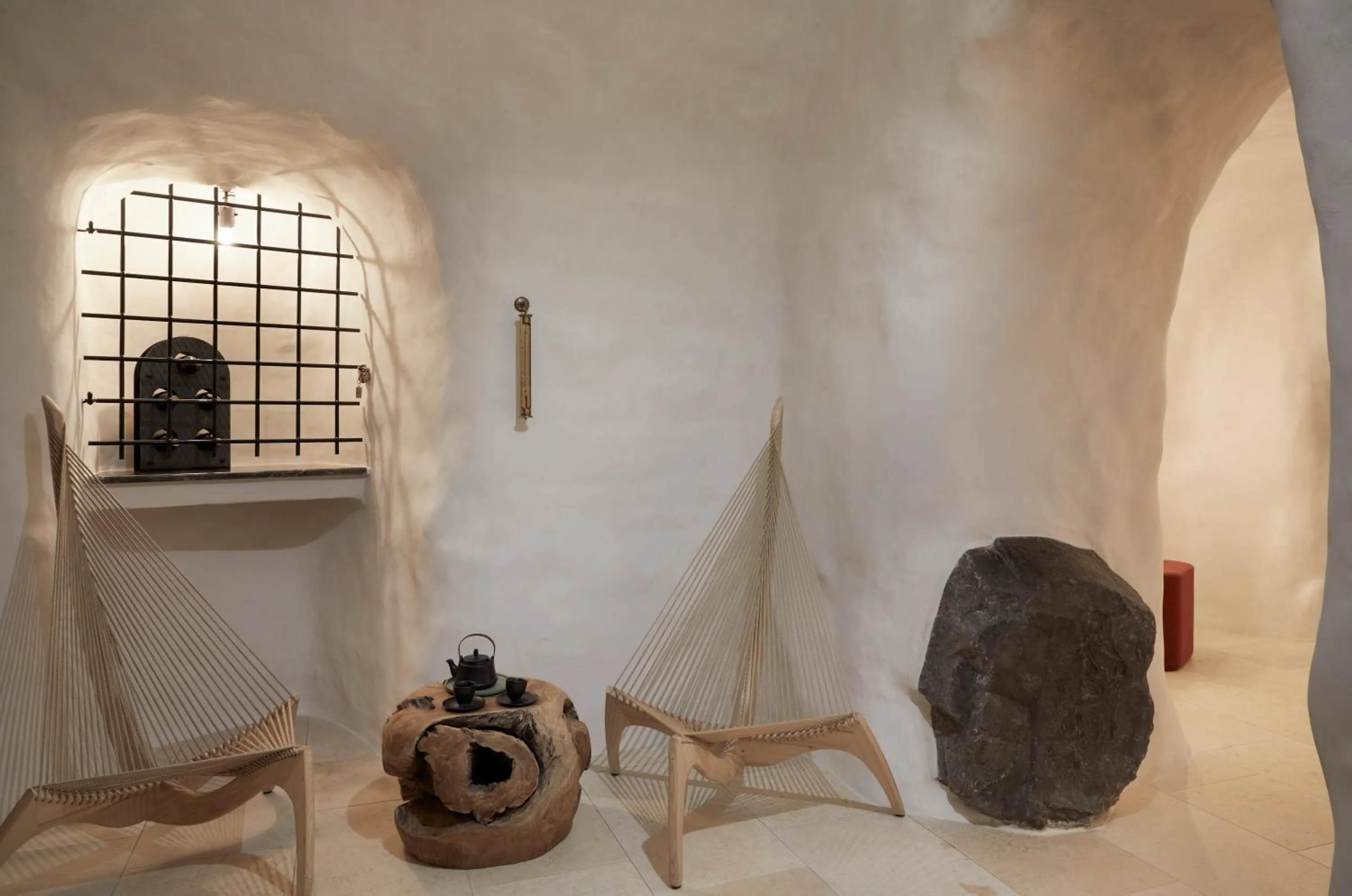 Seating area in White Pearl Cavalieri