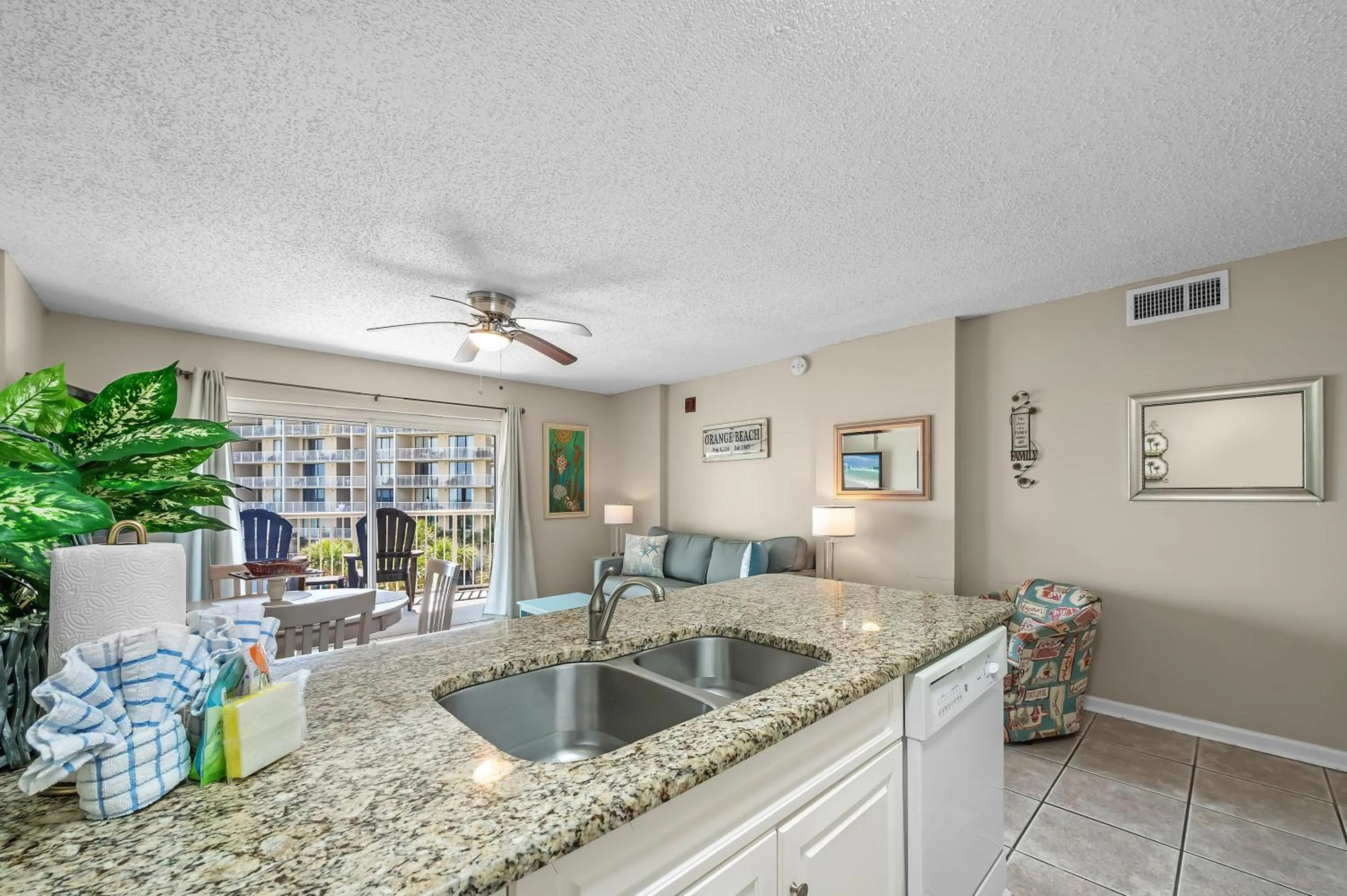 Kitchen or kitchenette in Tradewinds 307