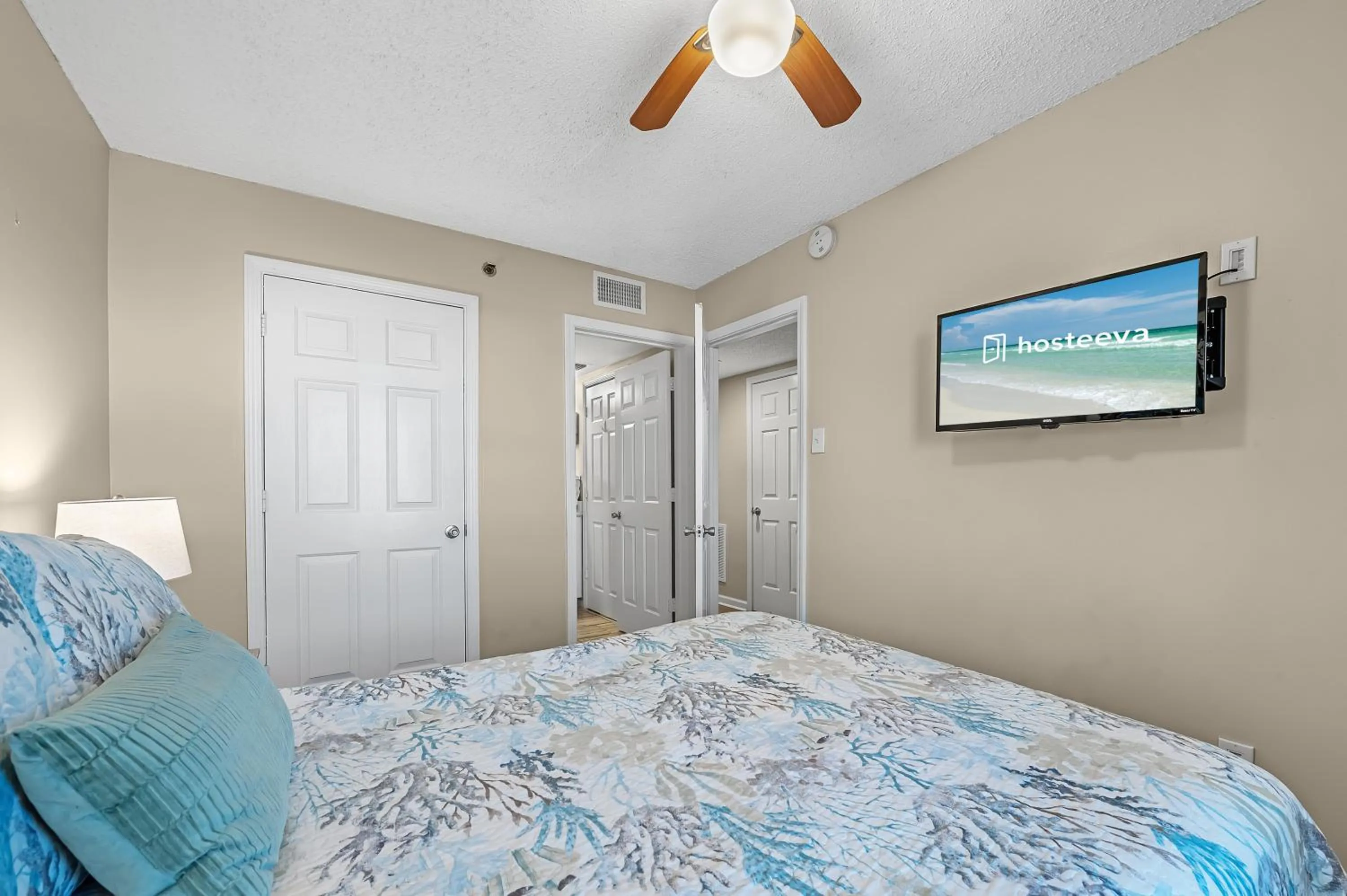 Bedroom, Bed in Tradewinds 307