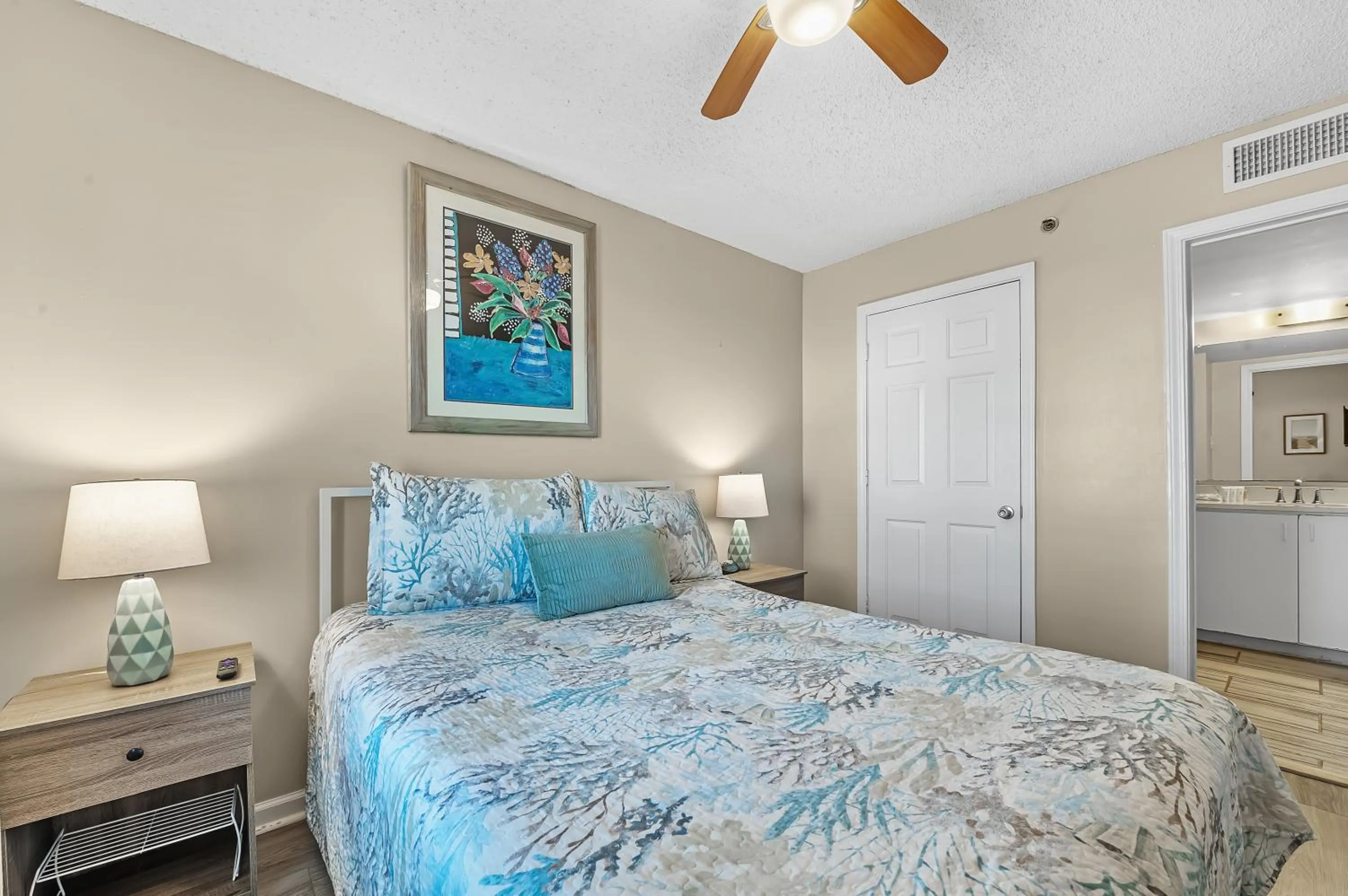 Bedroom, Bed in Tradewinds 307