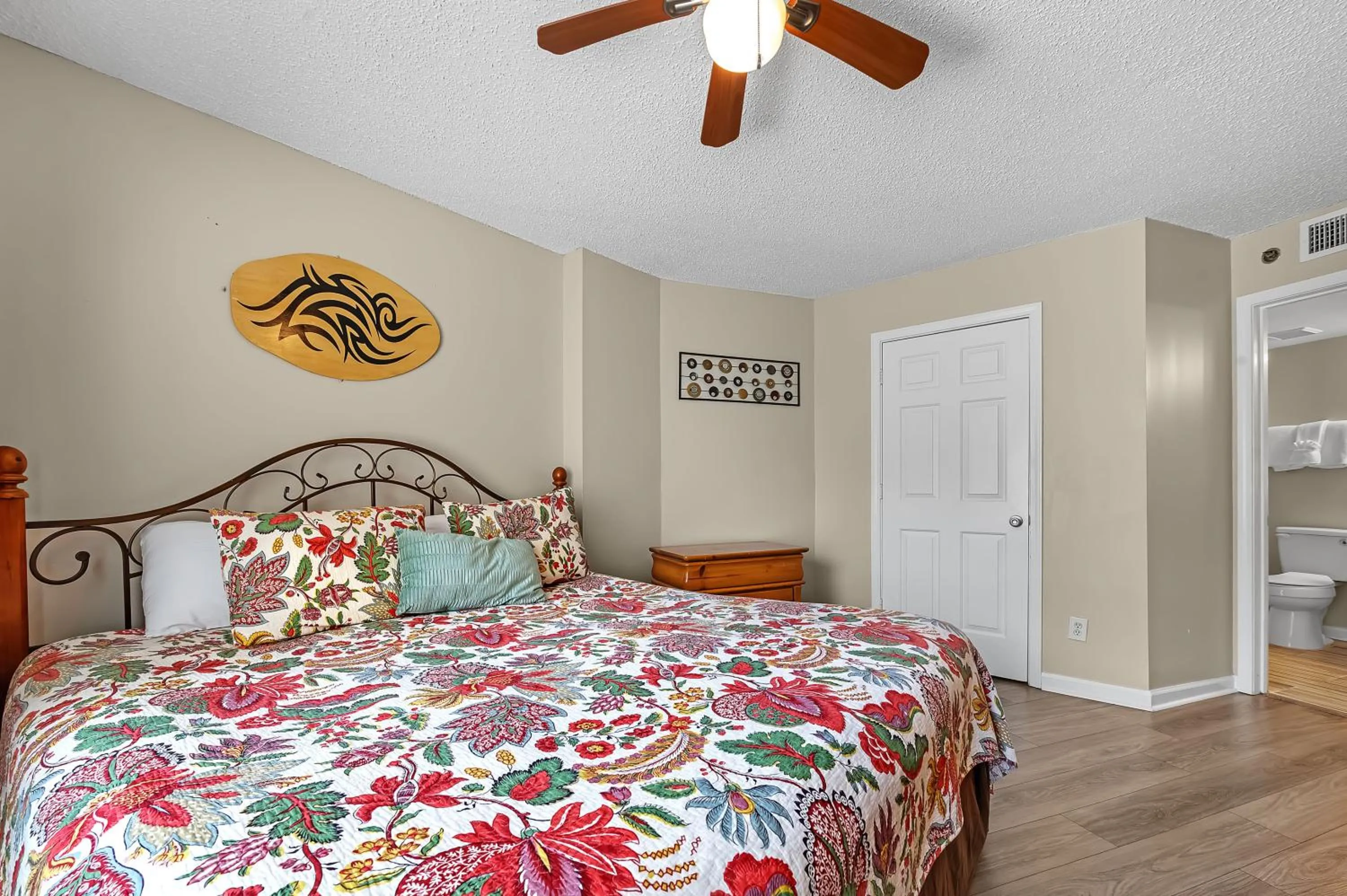 Bedroom, Bed in Tradewinds 307