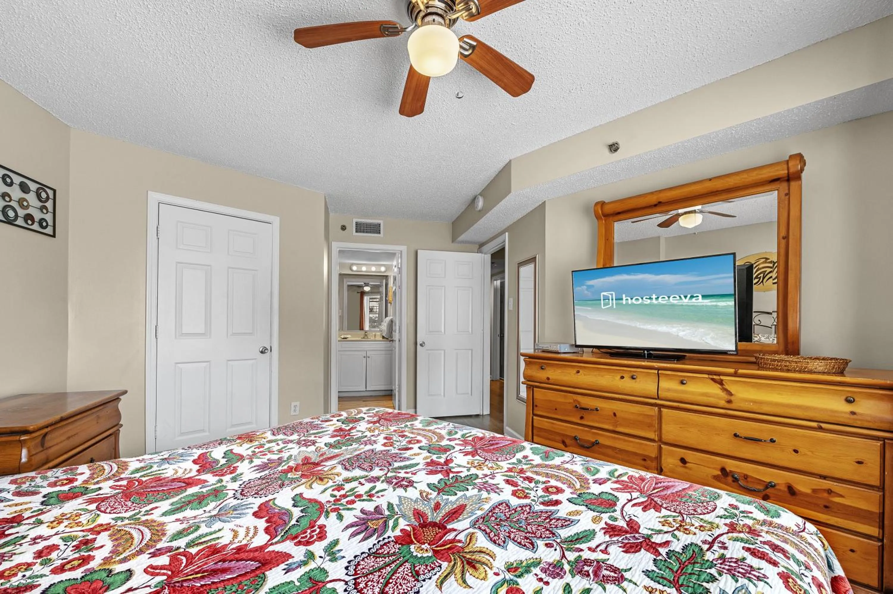 Bedroom, Bed in Tradewinds 307