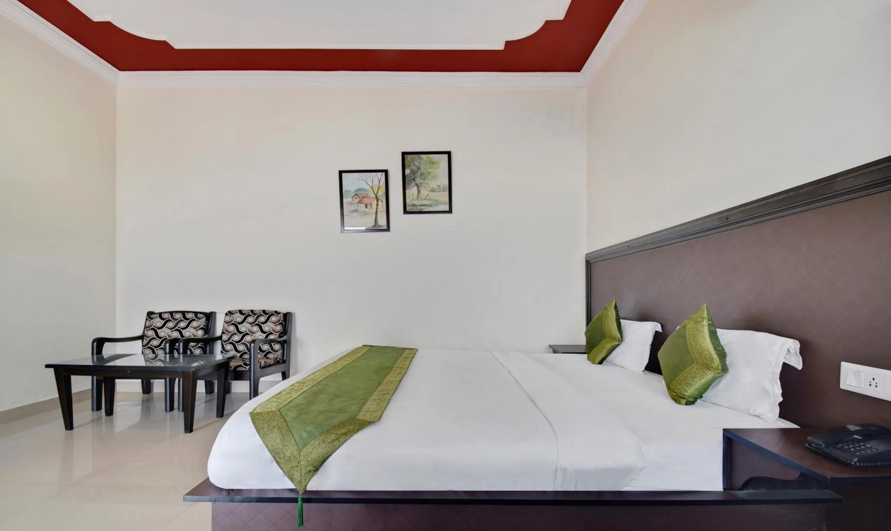 Bedroom, Bed in Treebo Mayur, Mall Road