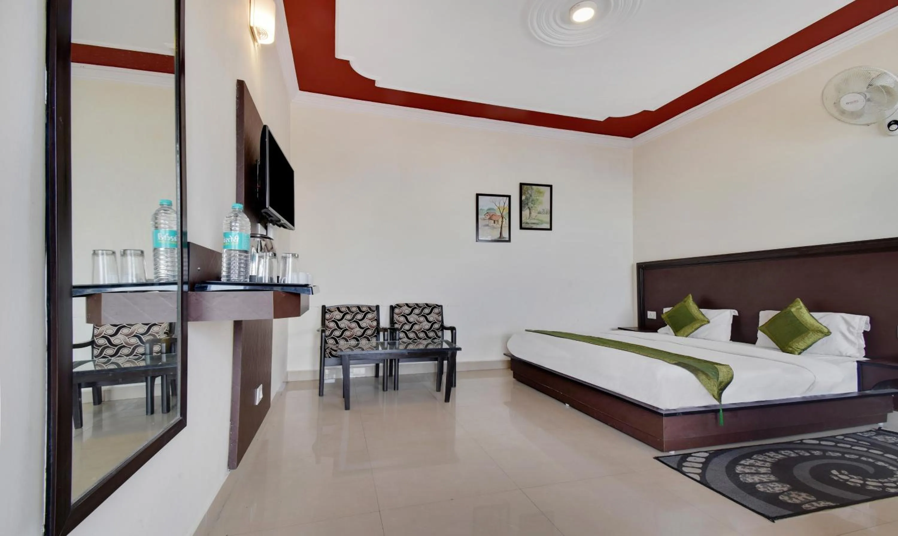 Bedroom, Bed in Treebo Mayur, Mall Road