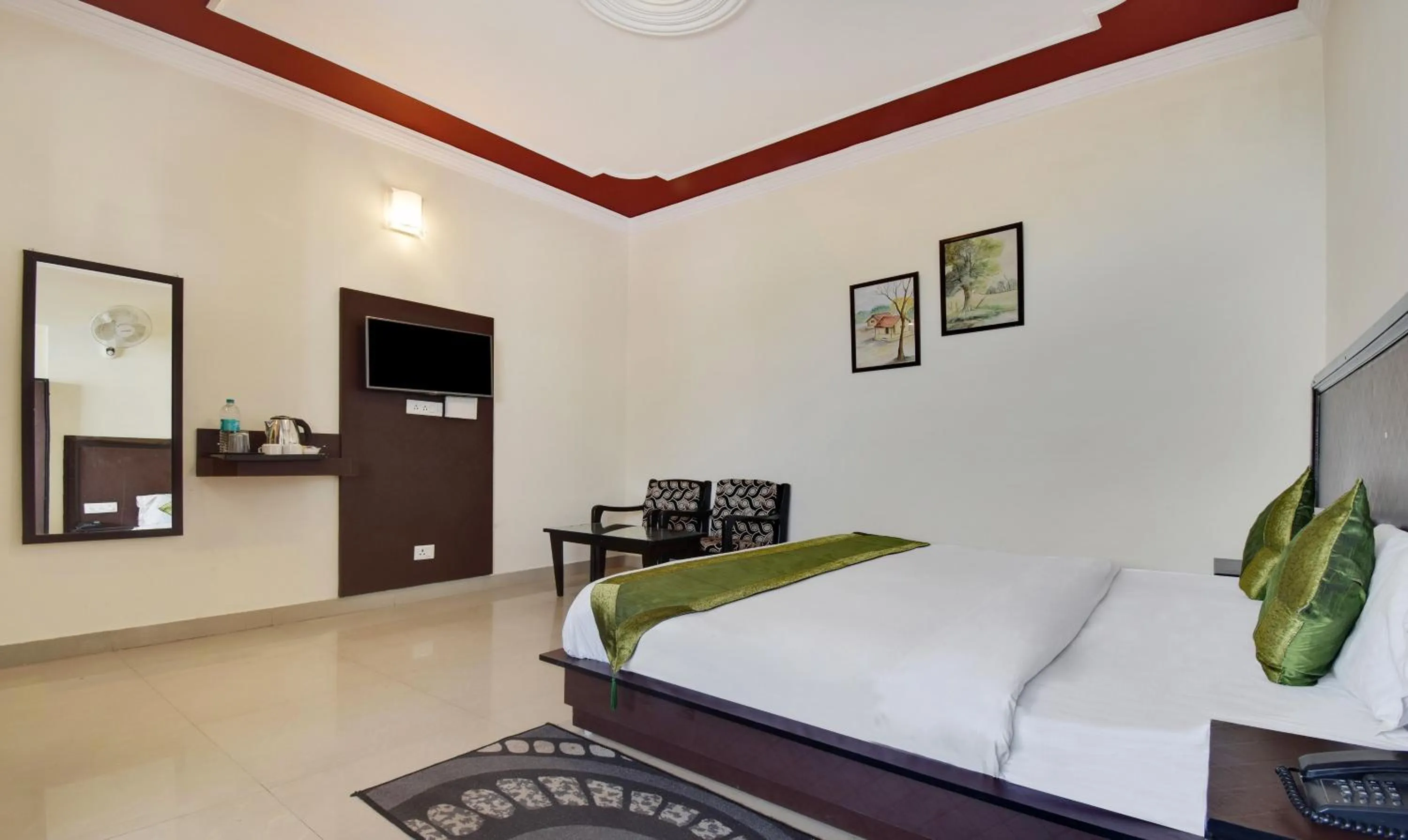 Bedroom, Bed in Treebo Mayur, Mall Road