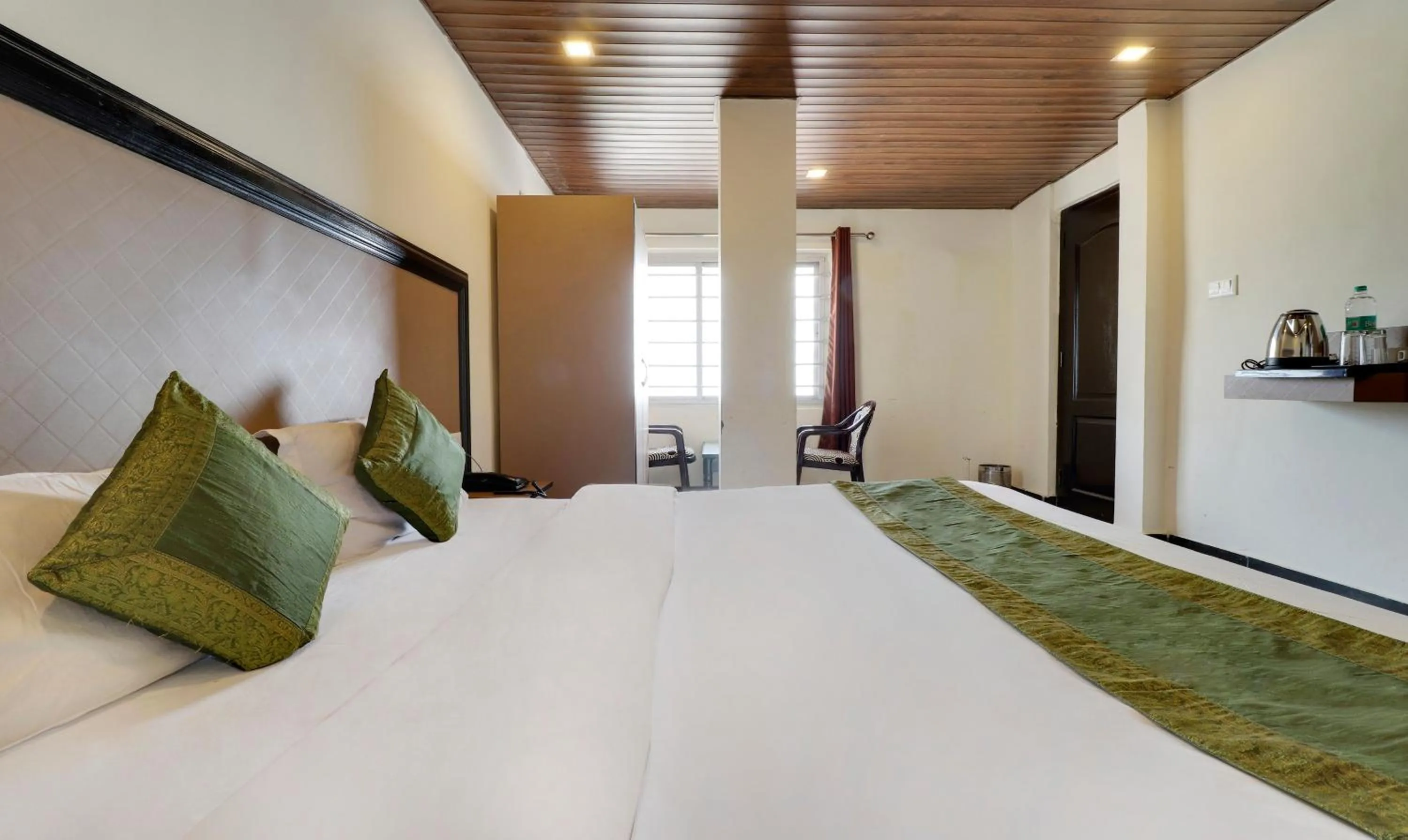 Bedroom, Bed in Treebo Mayur, Mall Road