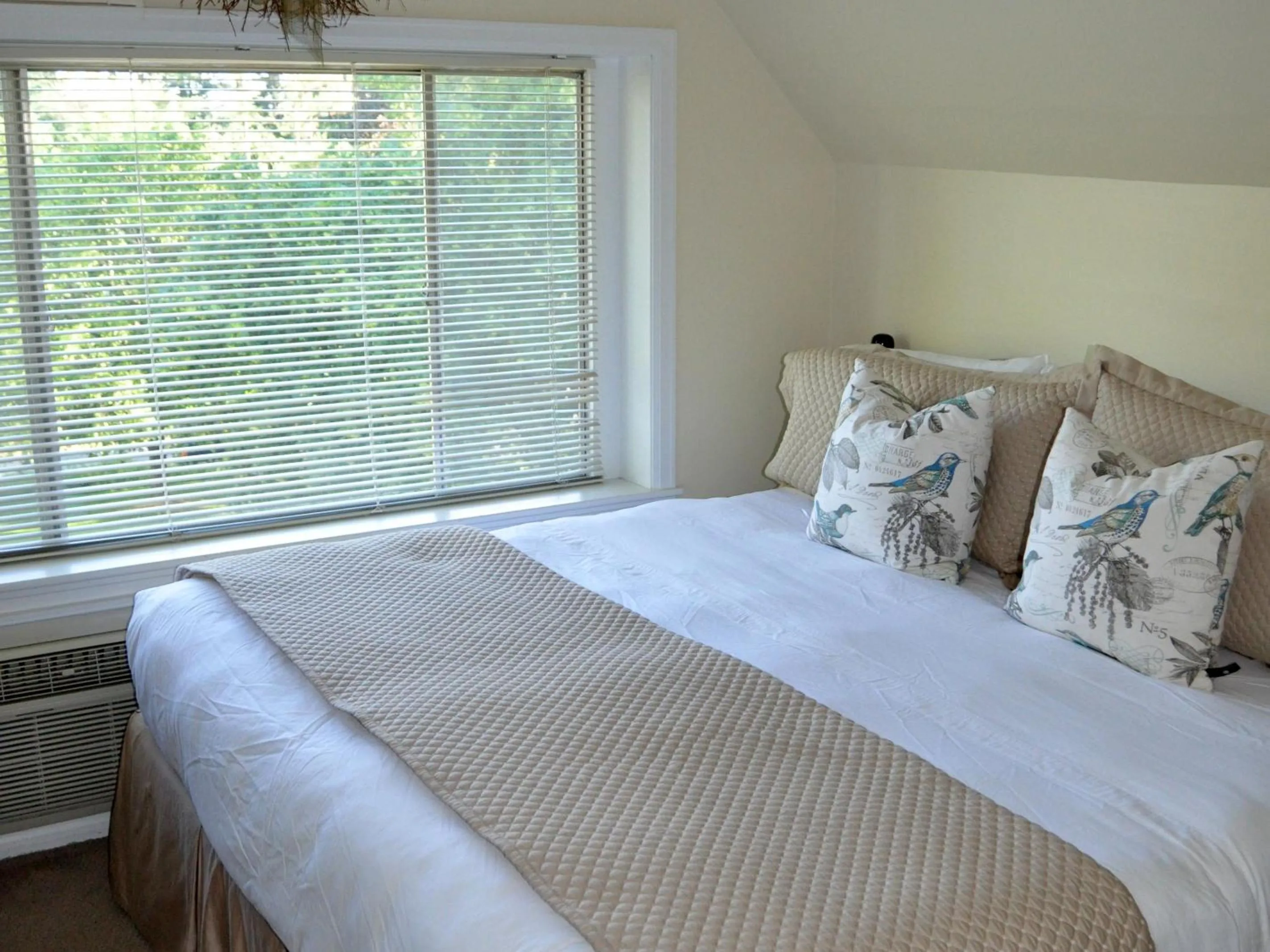 Bedroom, Bed in Anne's Washington Inn