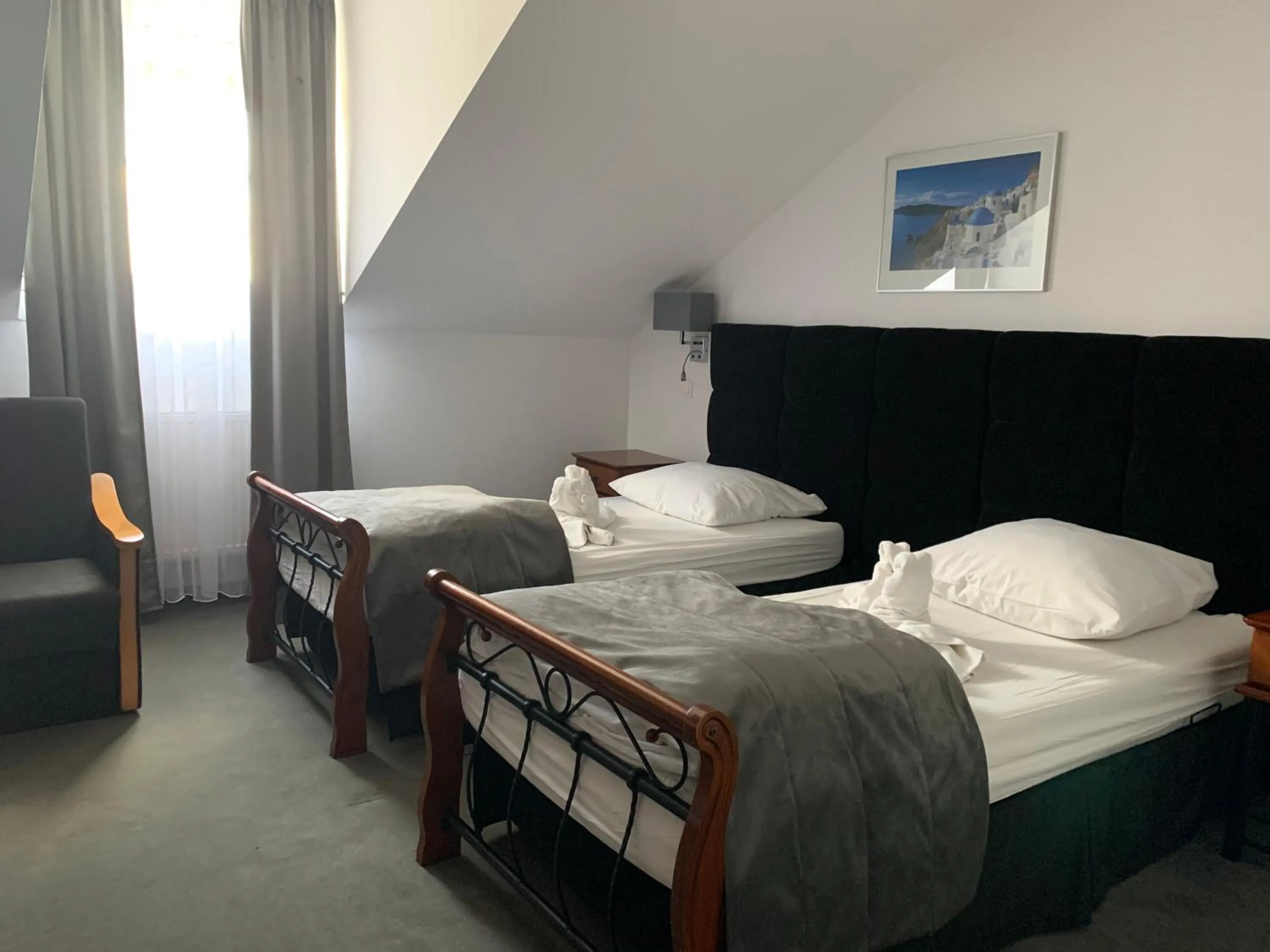 Text overlay, Bed in Hotel Kameleon