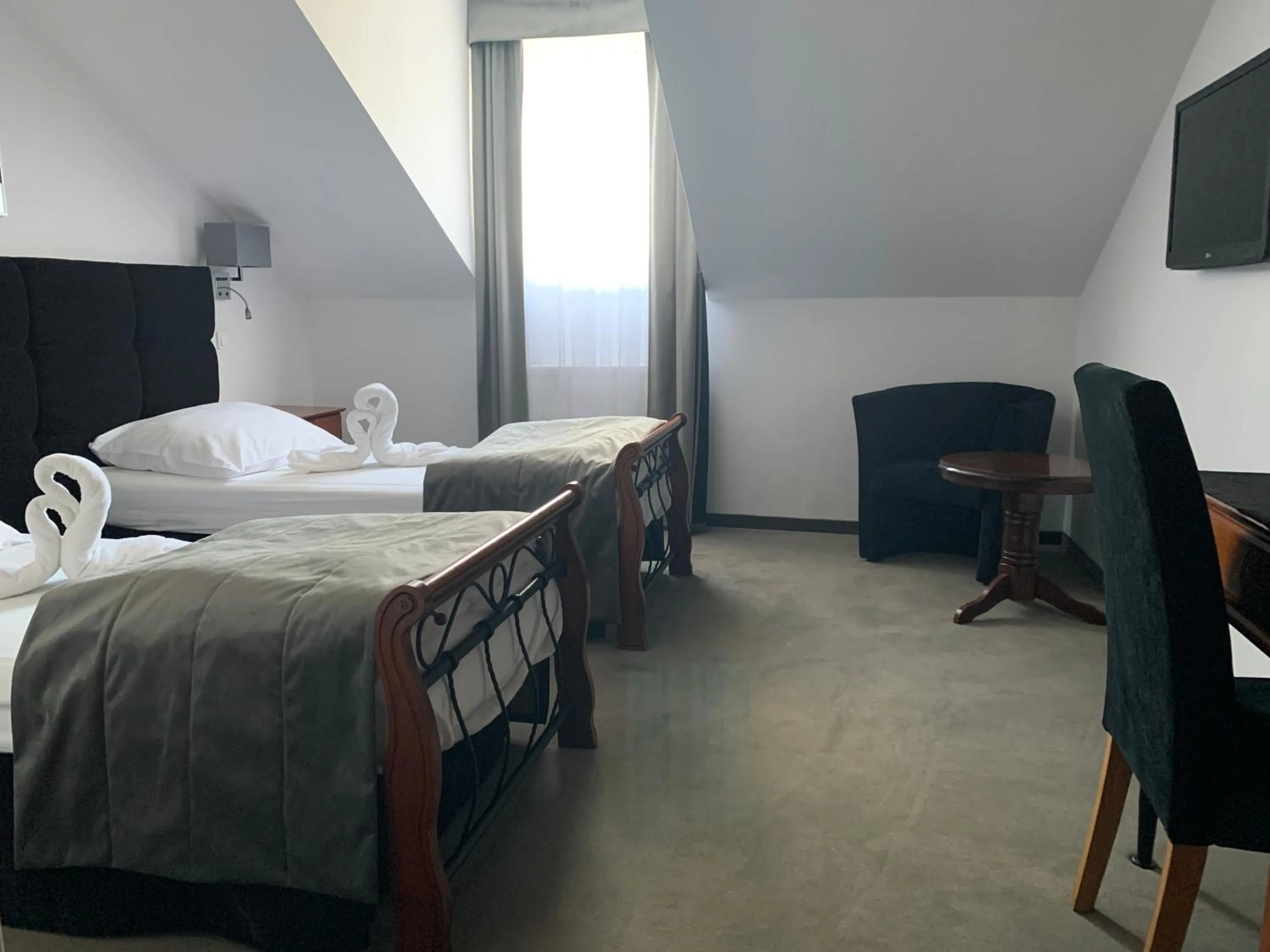 Text overlay, Bed in Hotel Kameleon