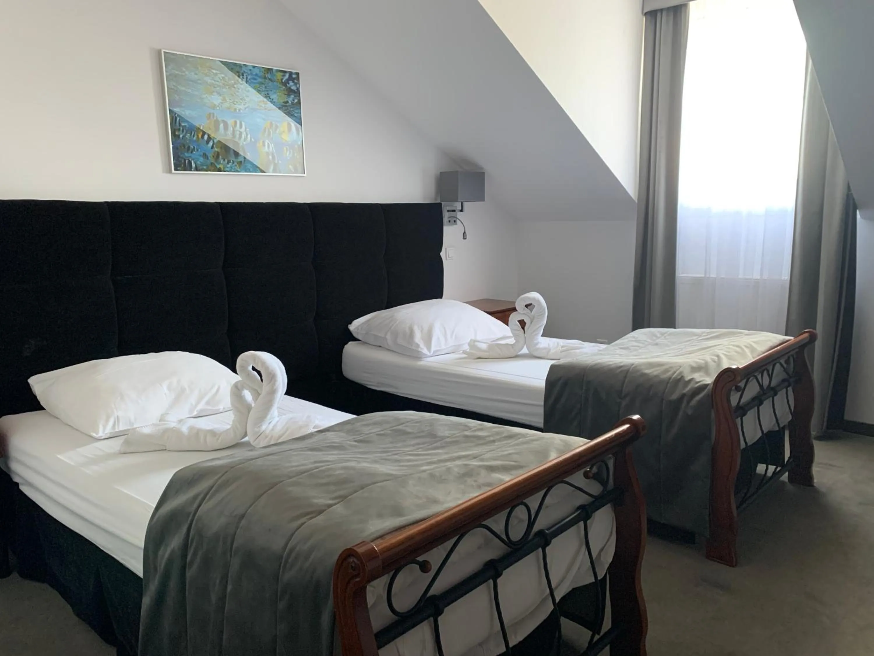 Text overlay, Bed in Hotel Kameleon