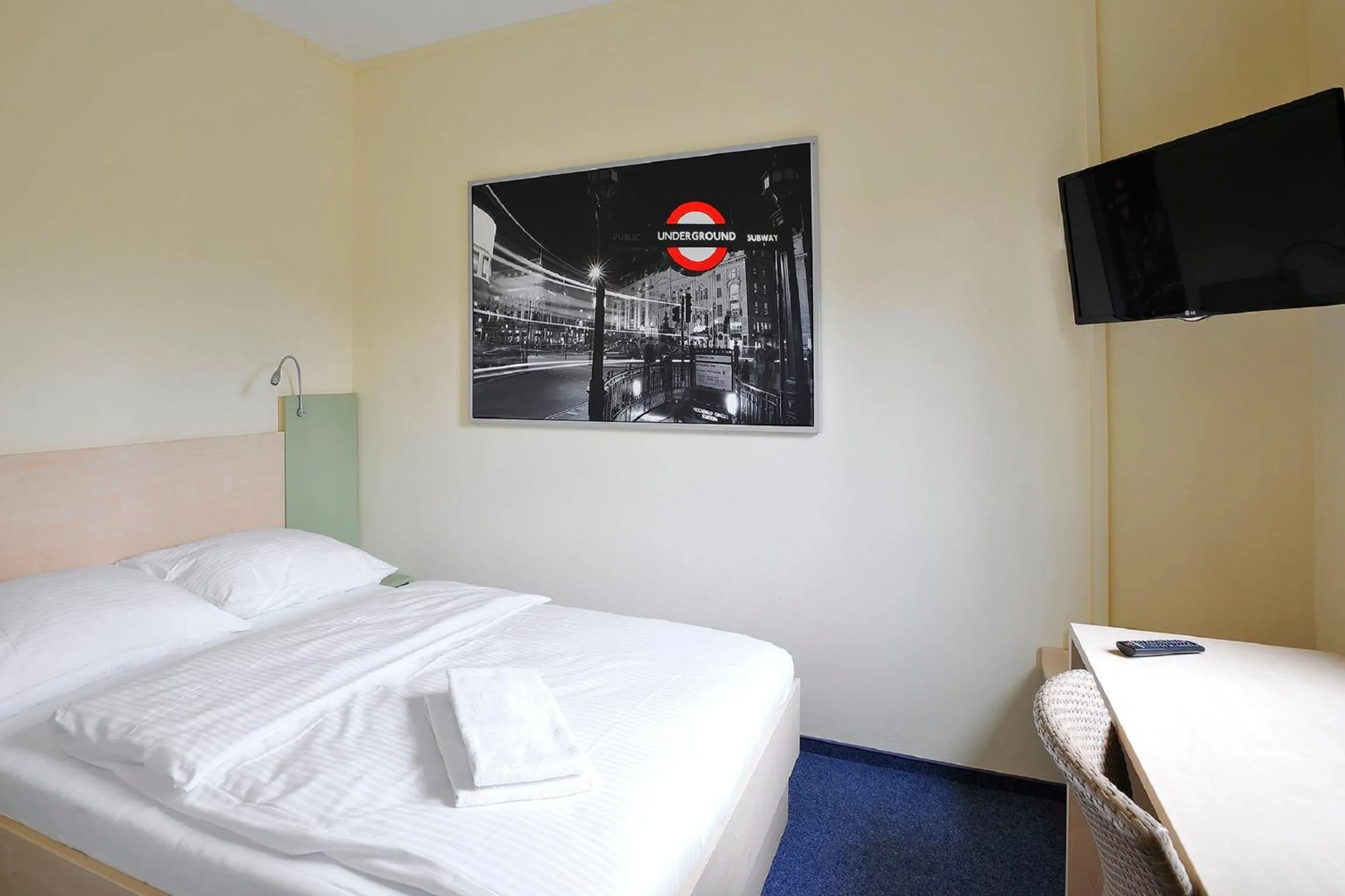 Bed in Best Deal Airporthotel Weeze