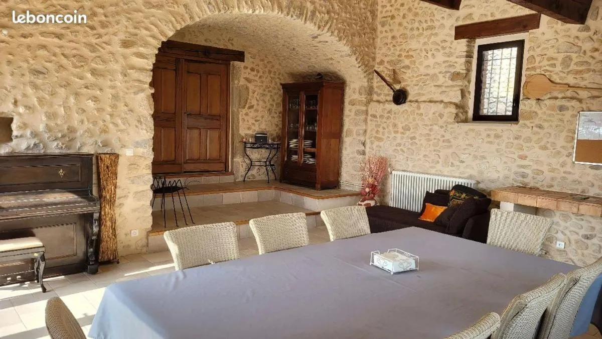 Dining area in Le Mas de la Villarde