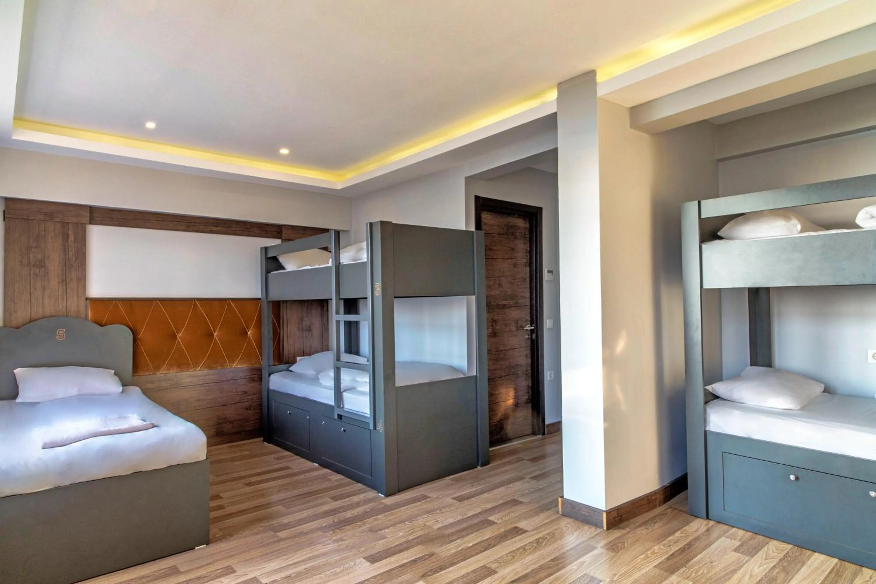 Photo of the whole room, Bed in Cheers Lighthouse