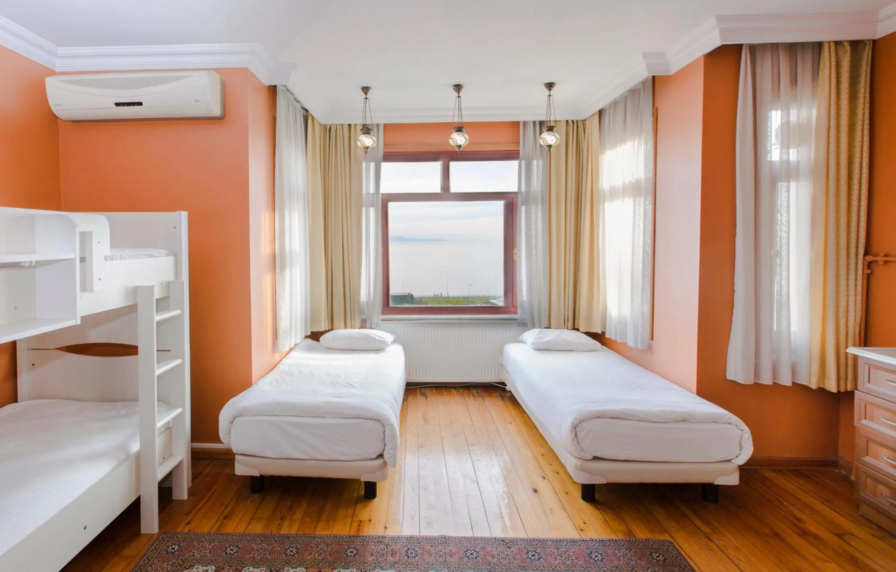 Photo of the whole room, Bed in Cheers Lighthouse