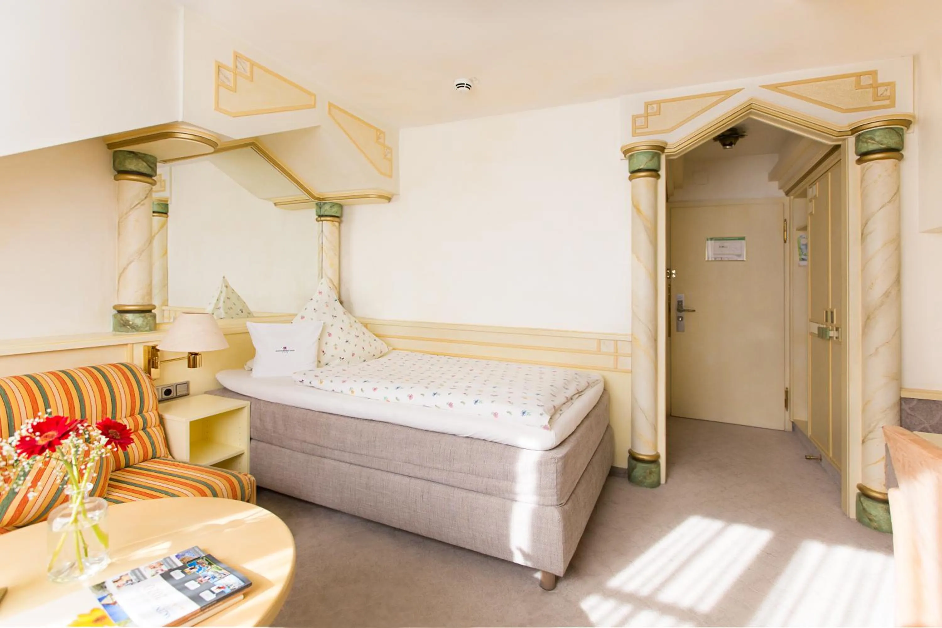 Bed in AKZENT Hotel Restaurant Altdorfer Hof