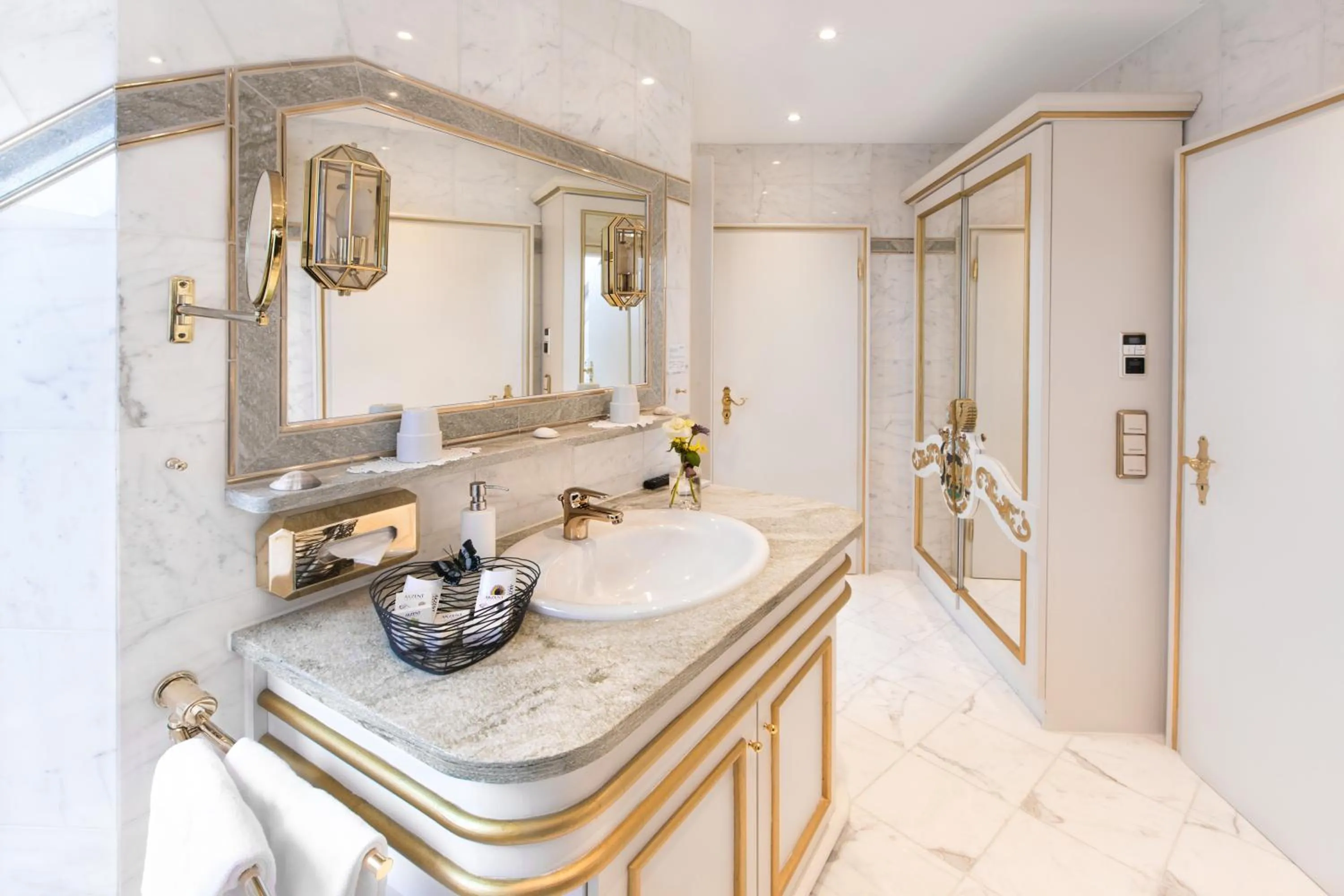 Bathroom in AKZENT Hotel Restaurant Altdorfer Hof