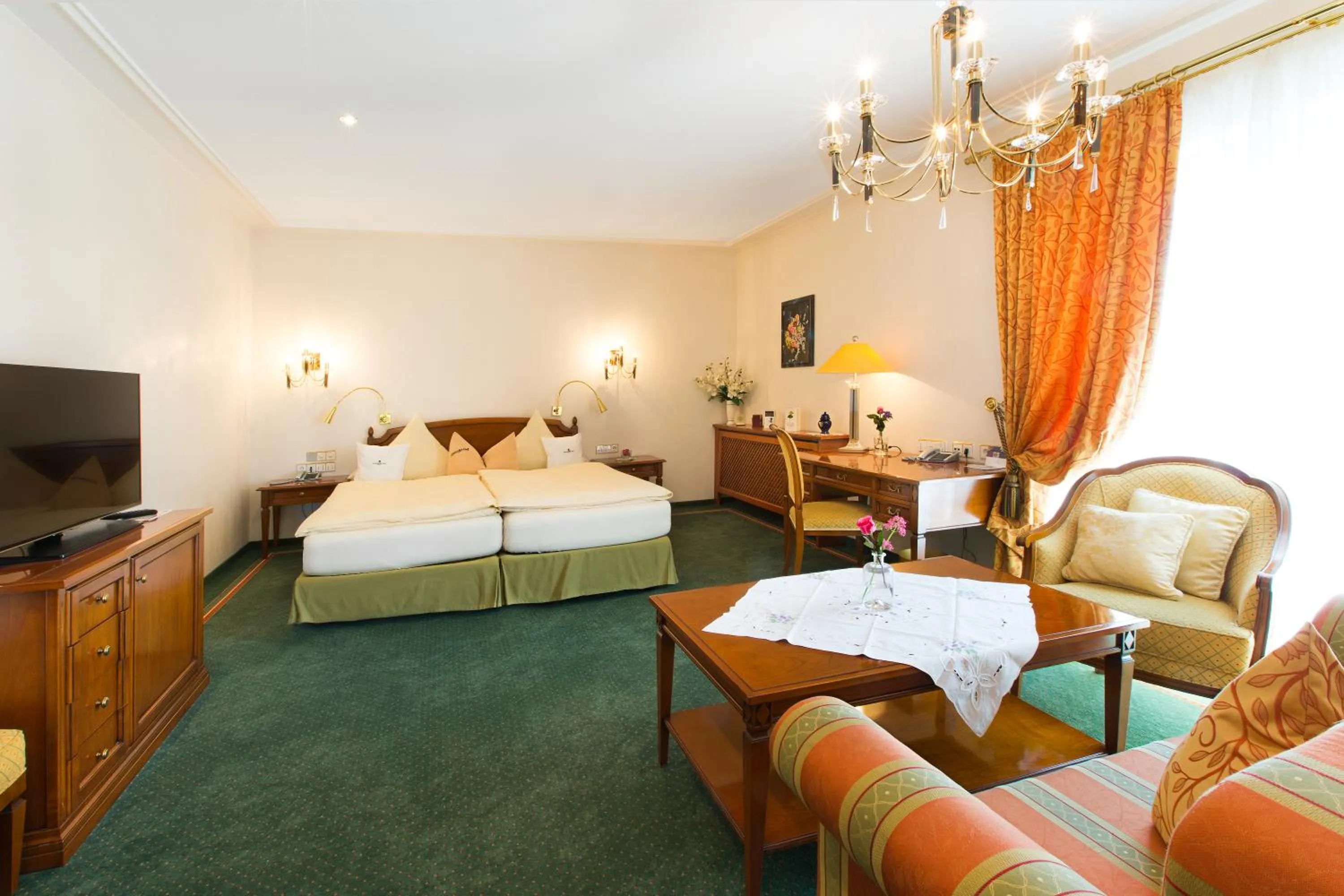 Shower, Bed in AKZENT Hotel Restaurant Altdorfer Hof