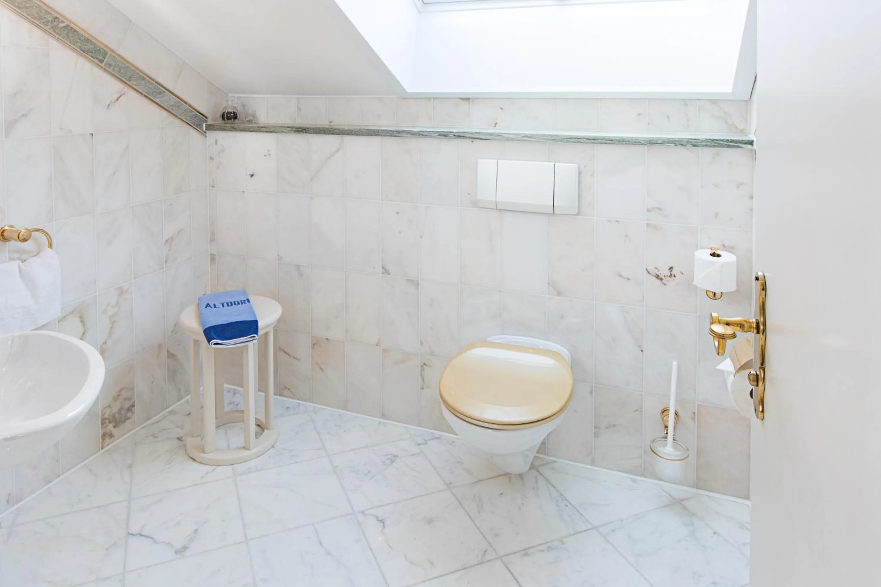 Toilet in AKZENT Hotel Restaurant Altdorfer Hof