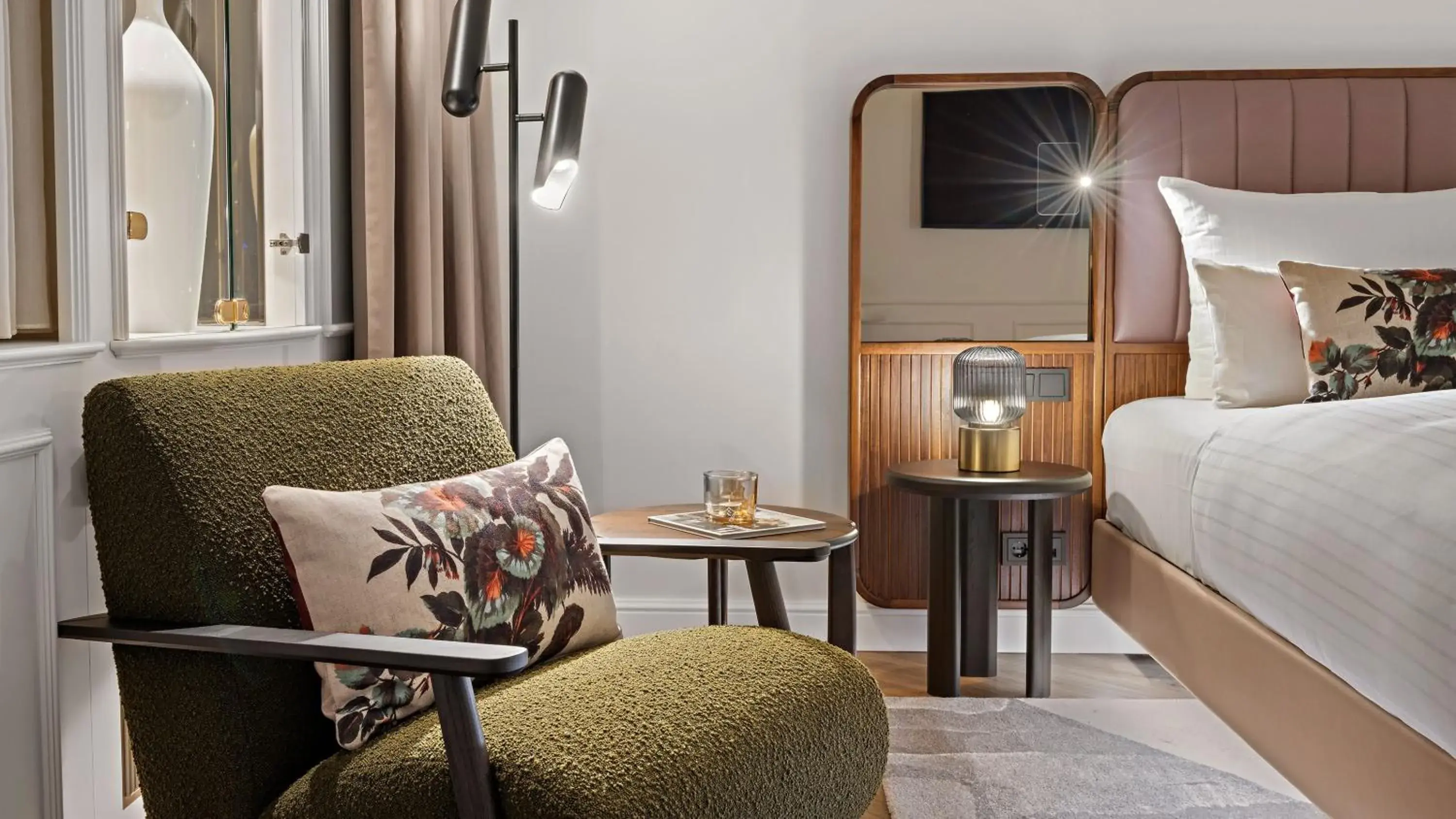 Seating area, Bed in Hotel Bristol Berlin Seating area, Bed in Hotel Bristol Berlin