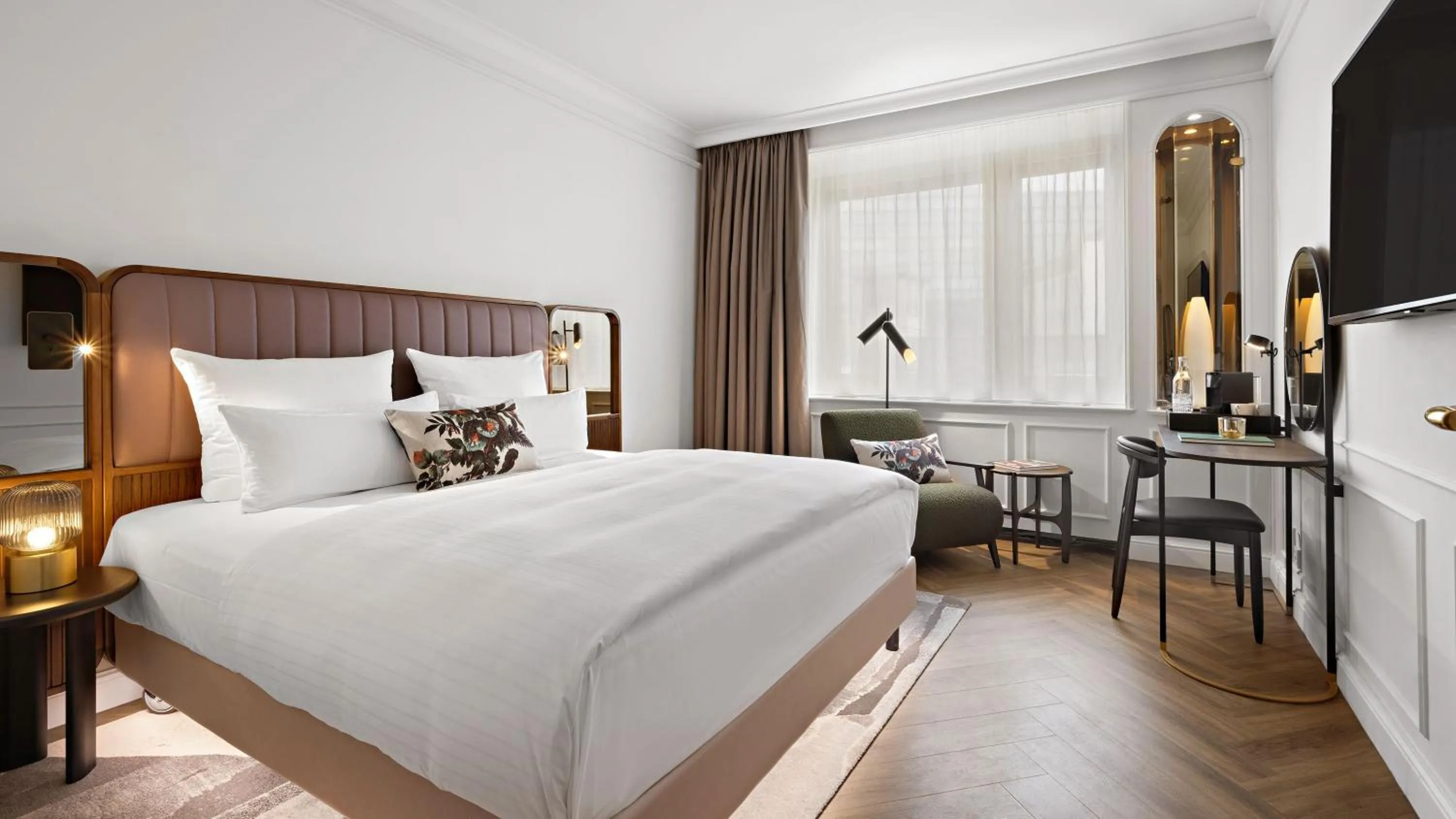 Photo of the whole room, Bed in Hotel Bristol Berlin