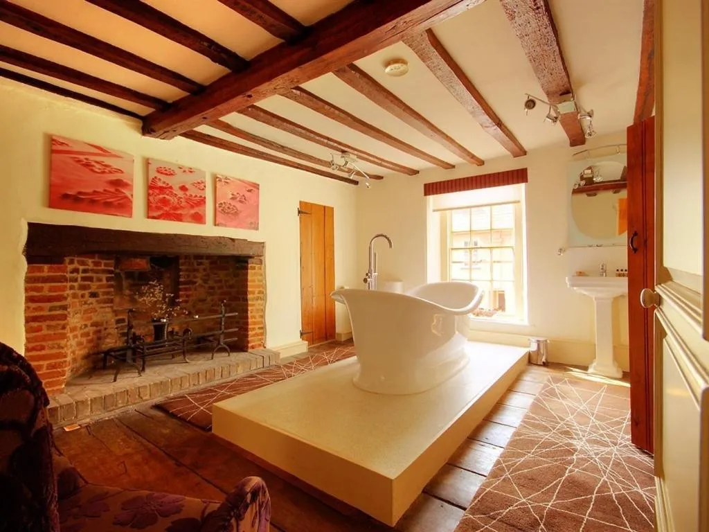 Bathroom, Bed in Sutherland House