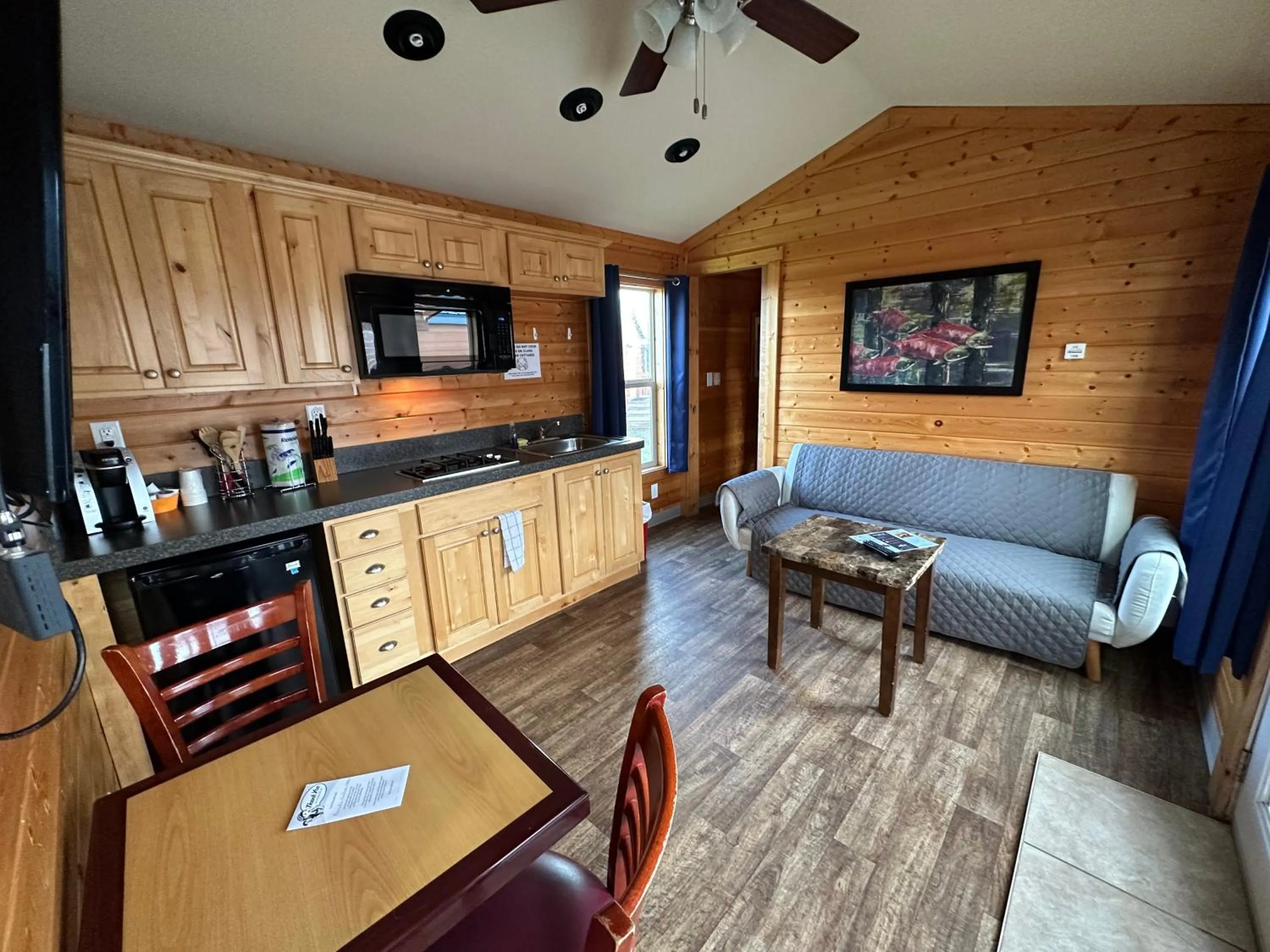 Living room in Westport Inn Cabins