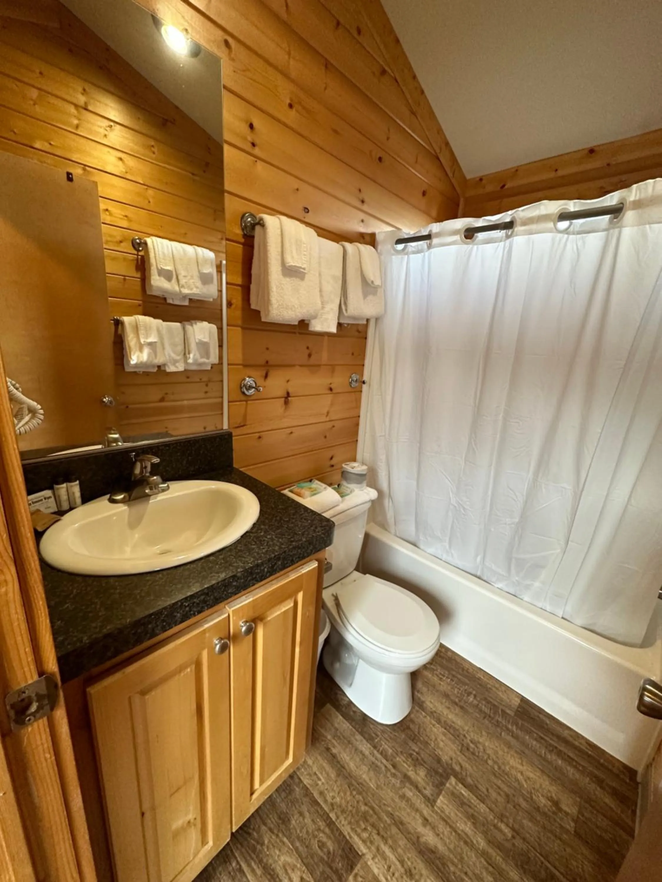 Shower in Westport Inn Cabins