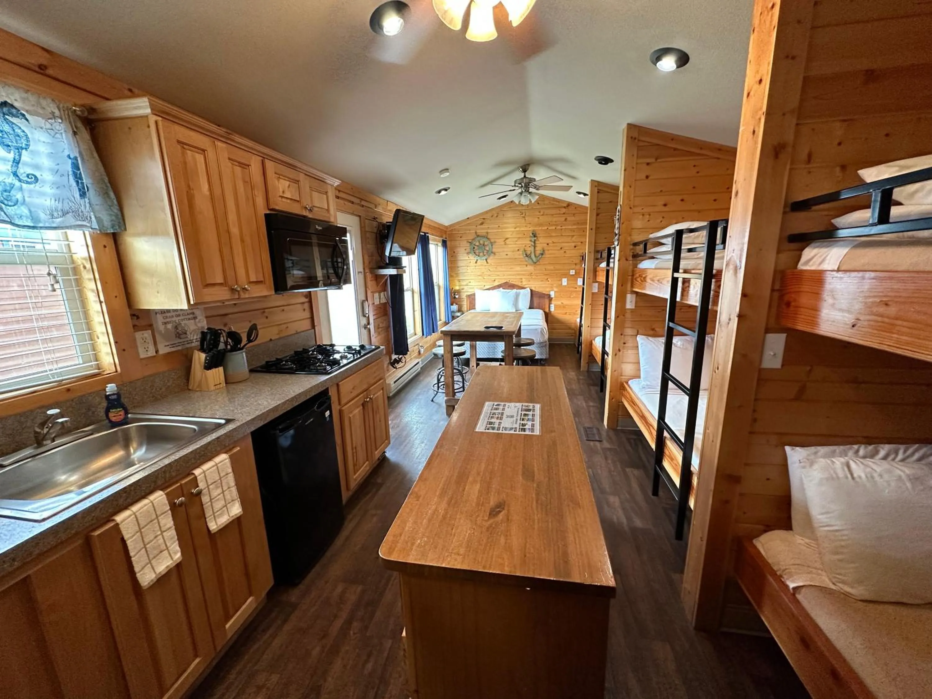 Kitchen or kitchenette in Westport Inn Cabins